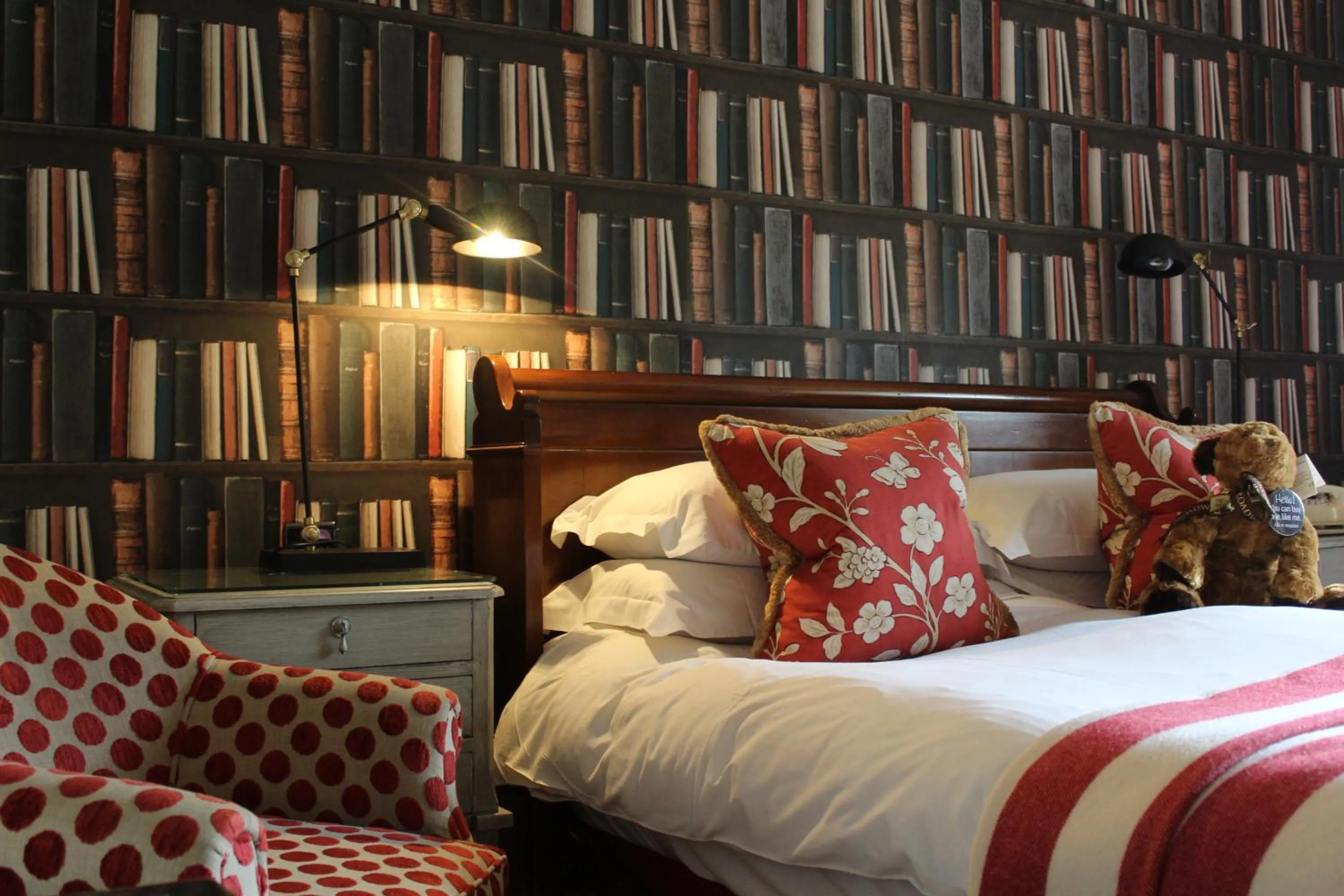 Photo of the whole room, Bed in The Broadway Hotel