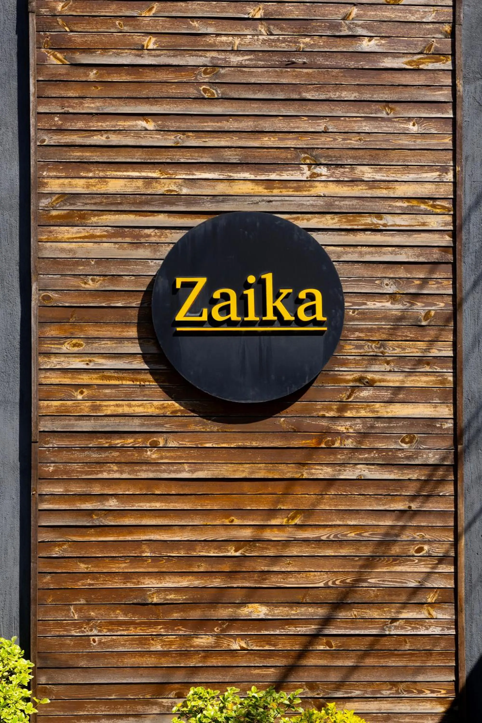 Restaurant/places to eat in Dreamliner Hotel