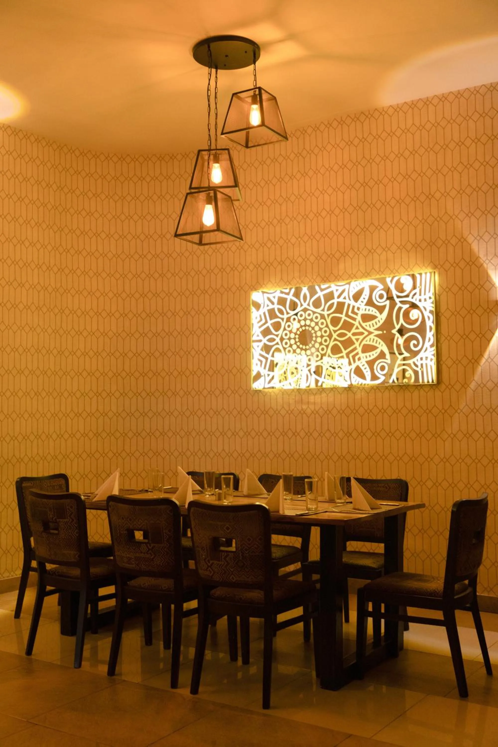 Restaurant/places to eat in Dreamliner Hotel