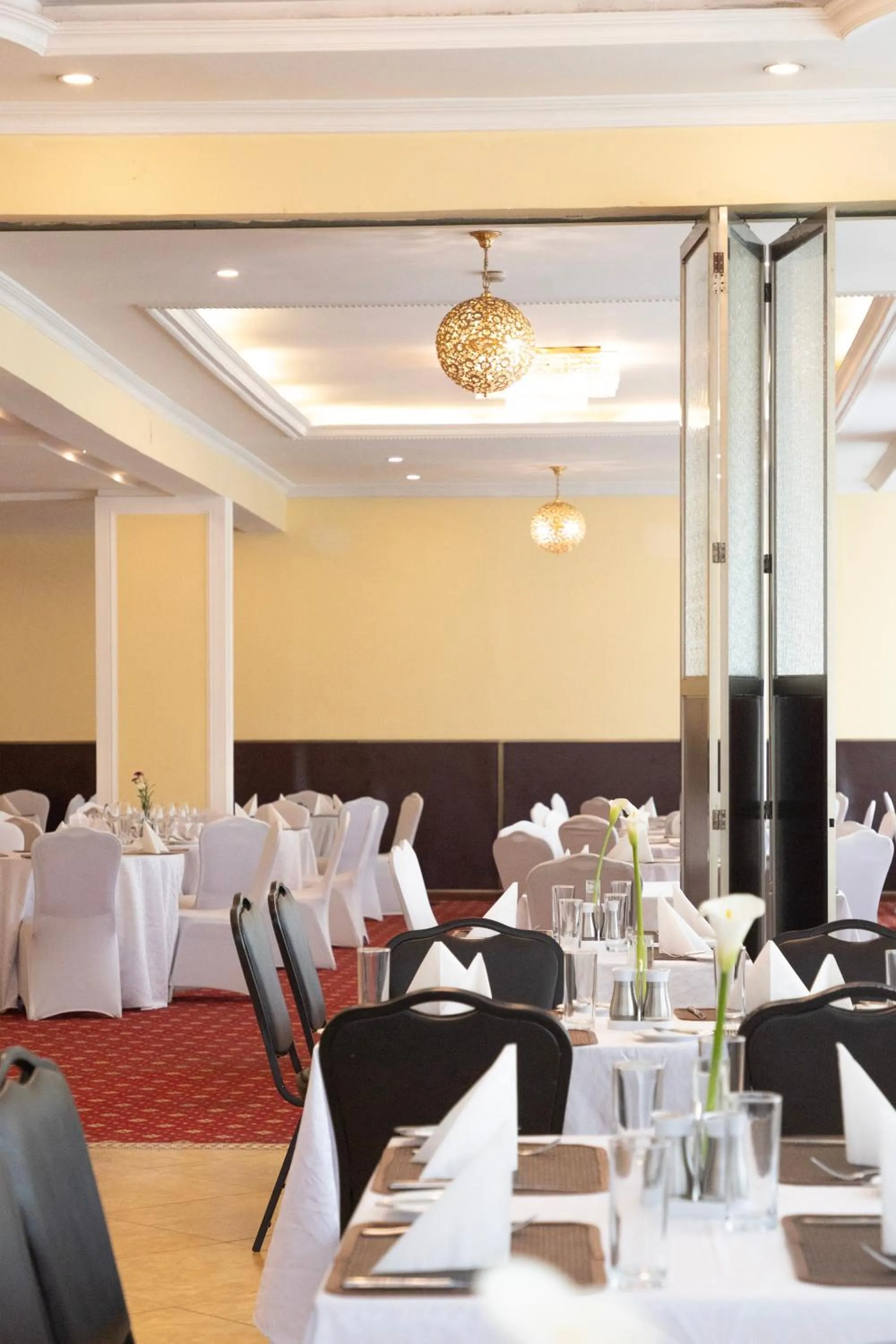 Restaurant/places to eat in Dreamliner Hotel