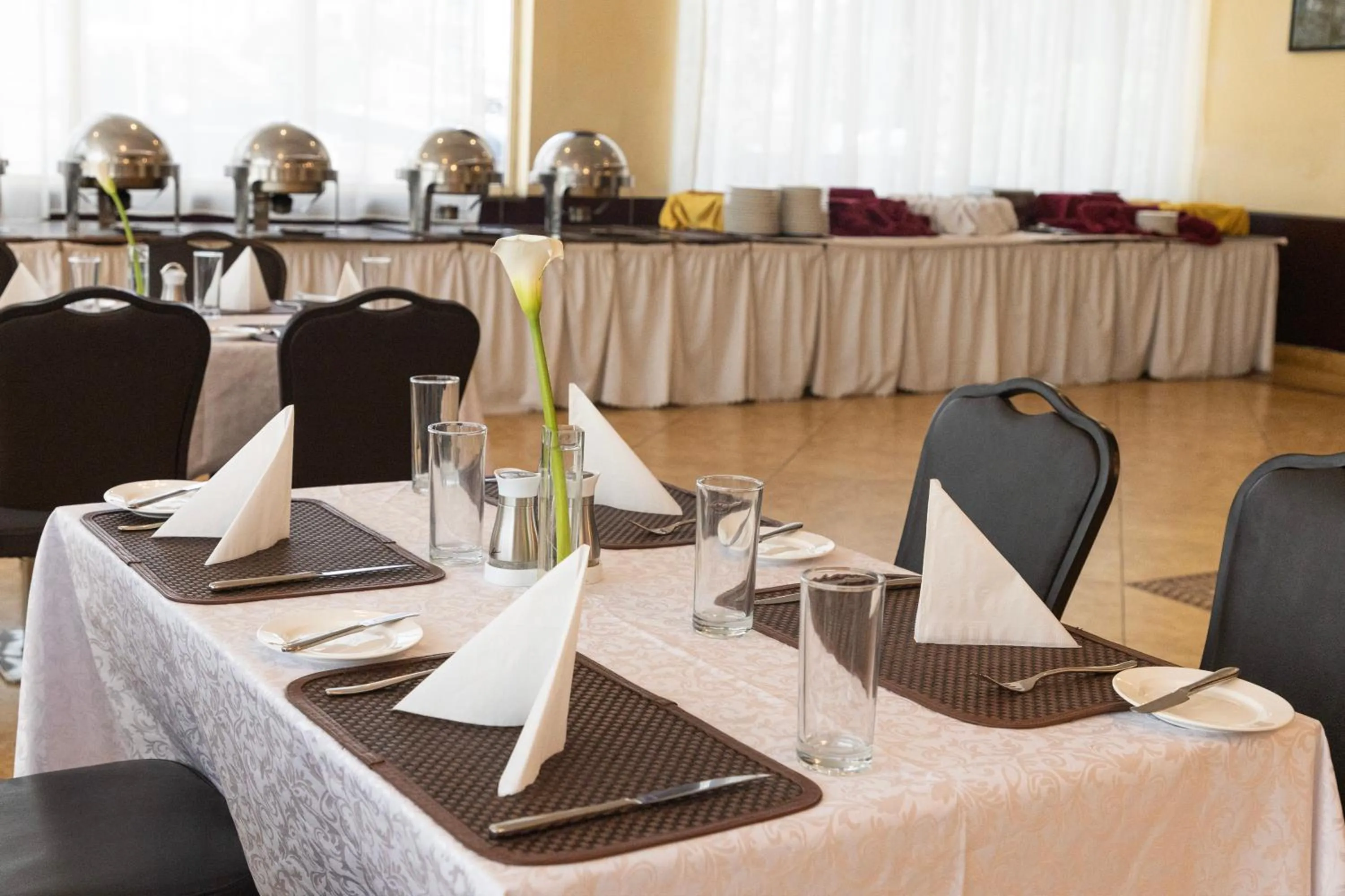 Restaurant/places to eat in Dreamliner Hotel