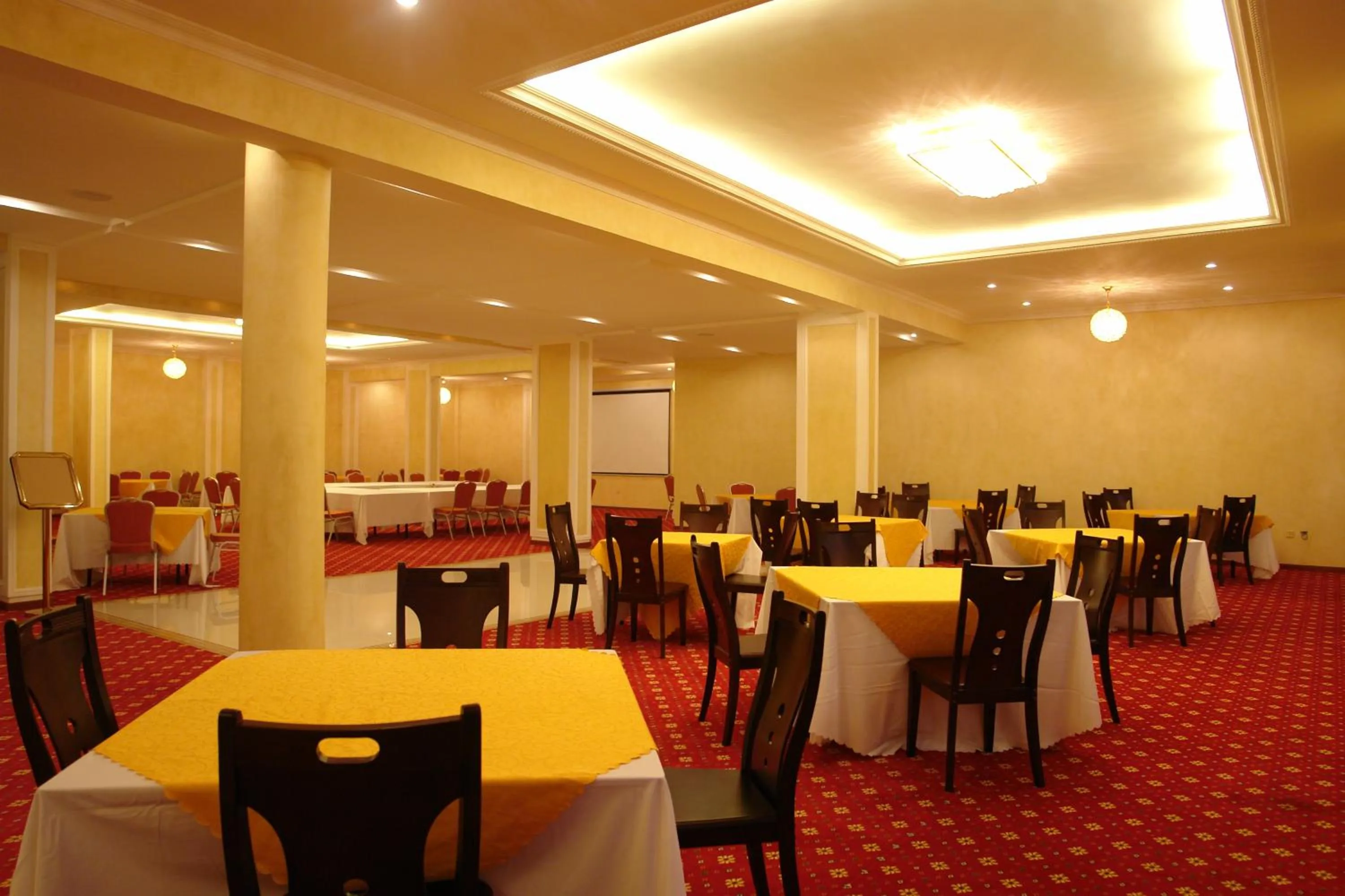 Restaurant/places to eat in Dreamliner Hotel