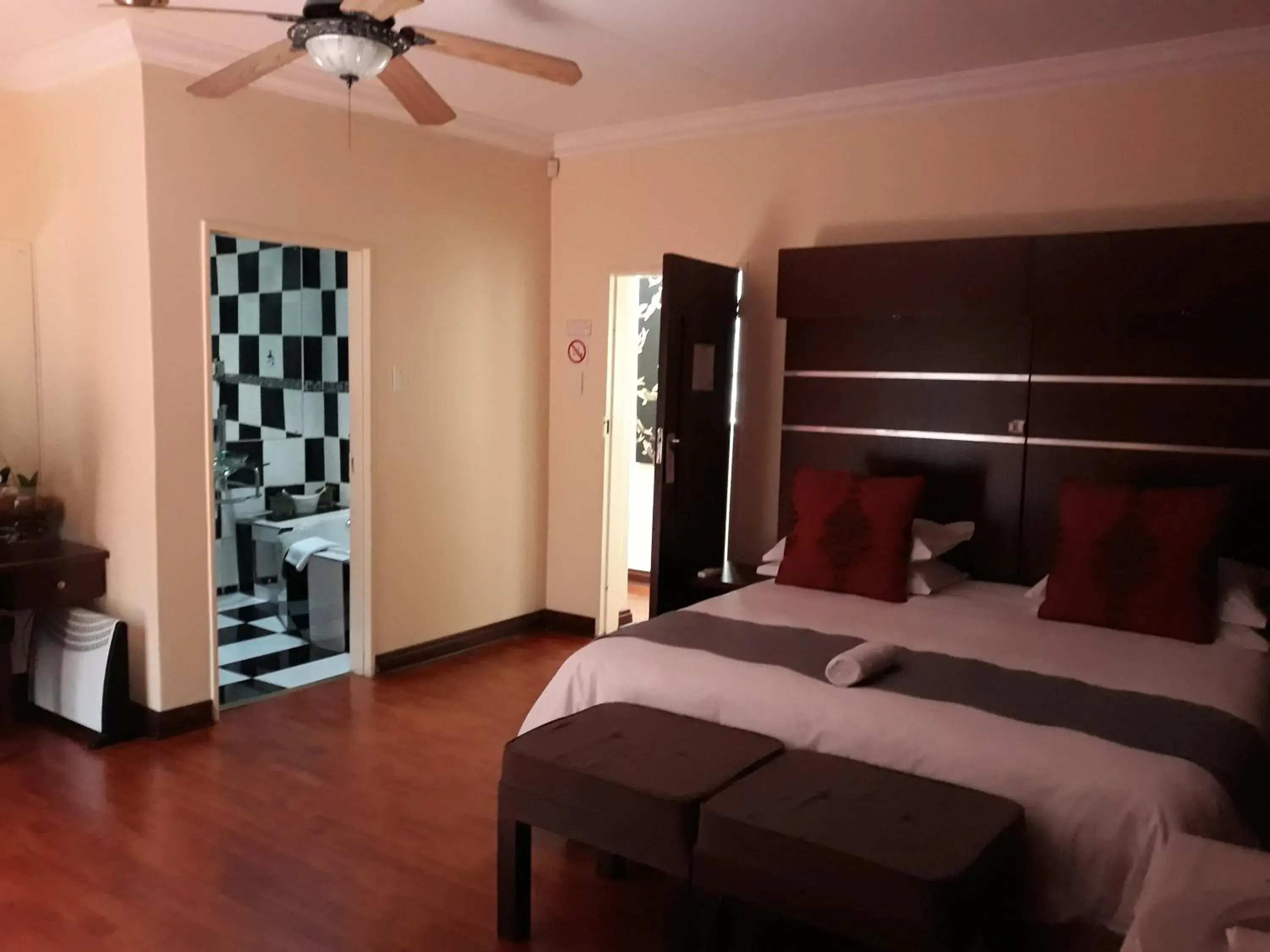 Deluxe Double or Twin Room - single occupancy in Aalwyns Guesthouse Deluxe Double or Twin Room - single occupancy in Aalwyns Guesthouse