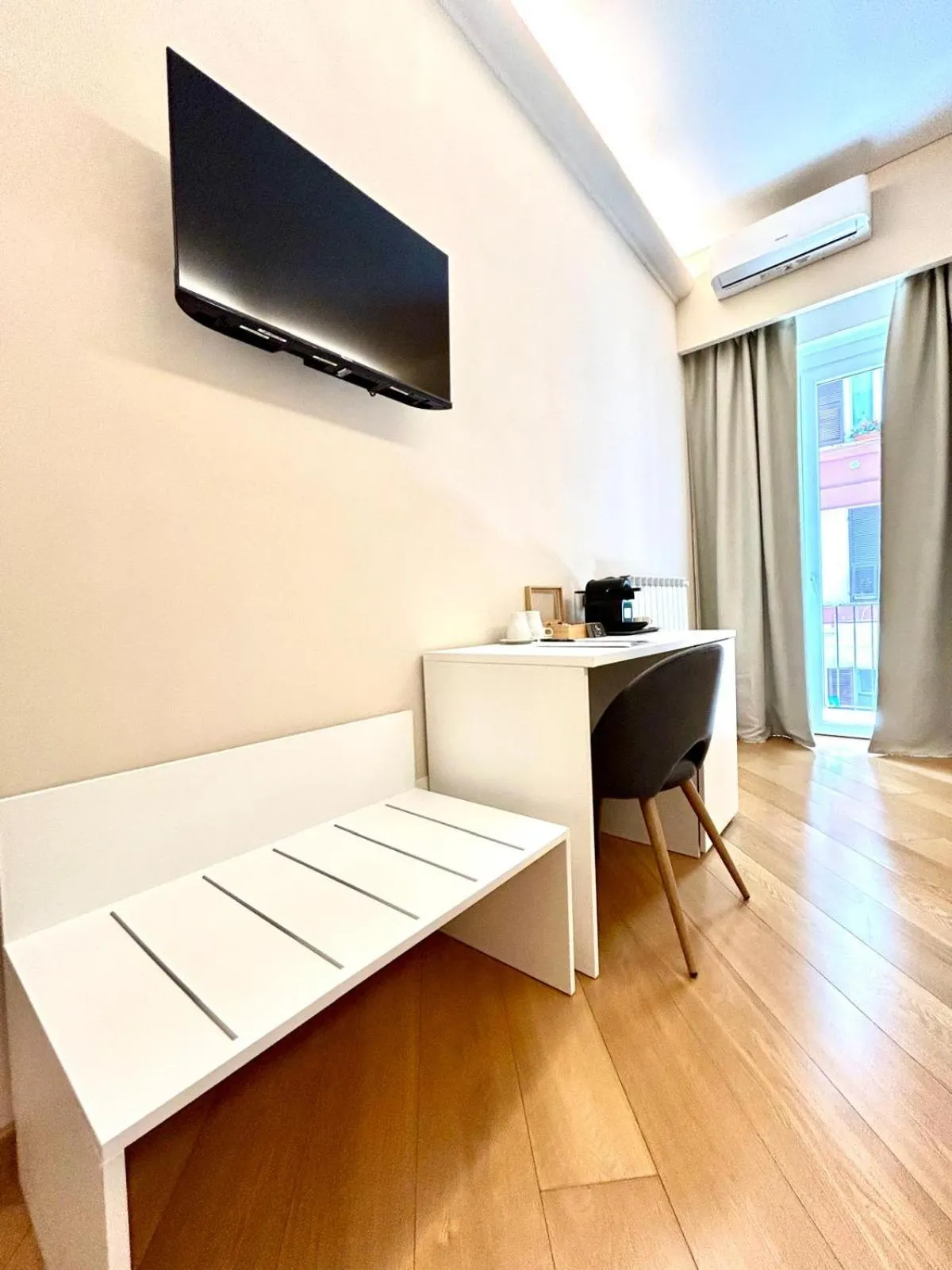 TV and multimedia in Sea Pearl Luxury Rooms