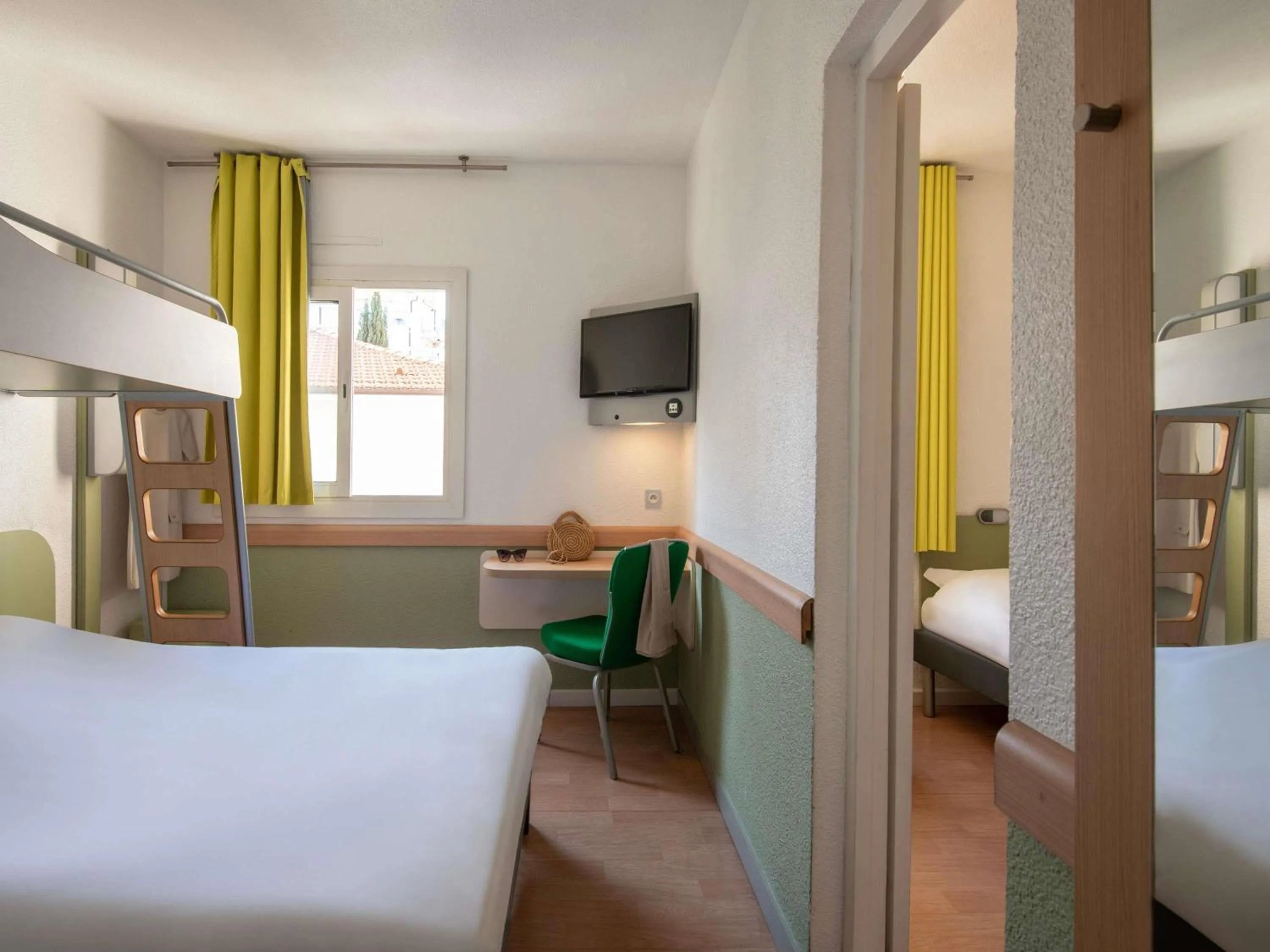 Bedroom, Bed in ibis budget Menton Bord de Mer