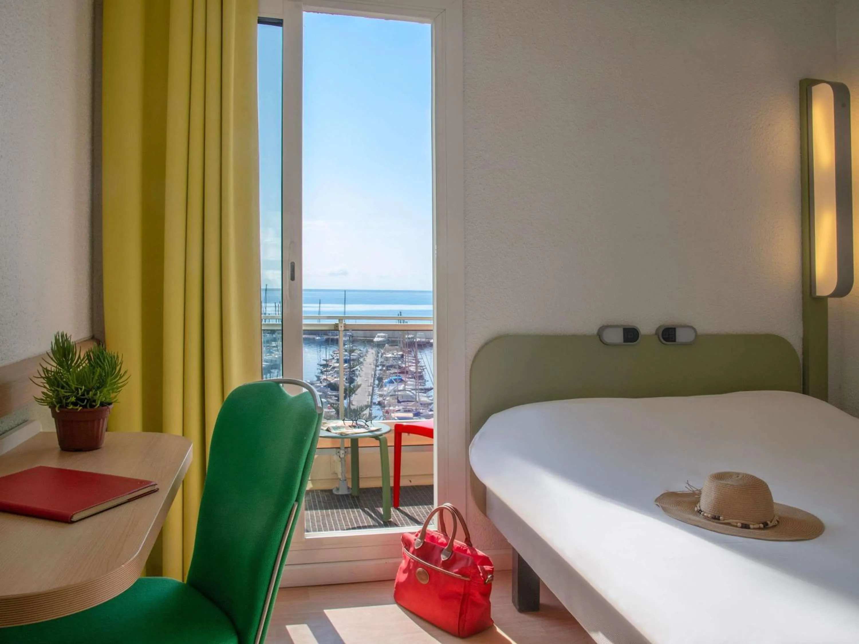 Bedroom, Bed in ibis budget Menton Bord de Mer