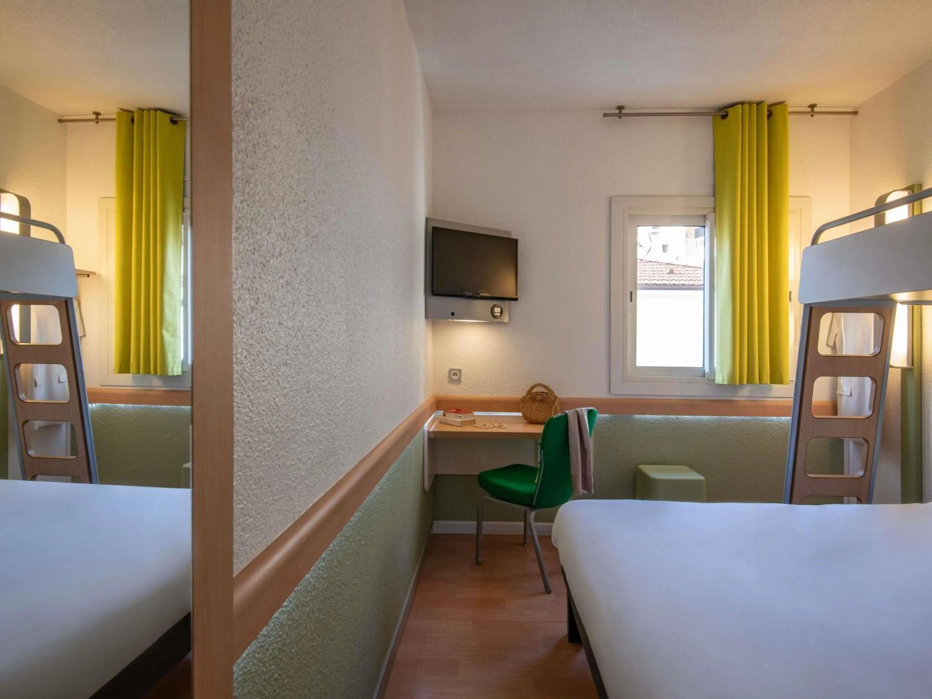 Bedroom, Bed in ibis budget Menton Bord de Mer