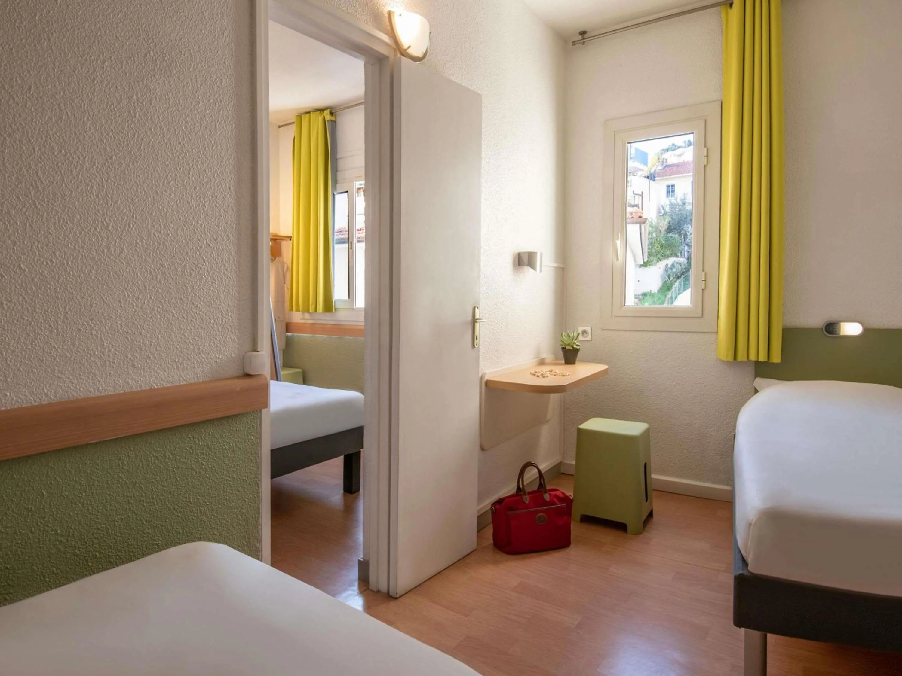 Bedroom, Bed in ibis budget Menton Bord de Mer