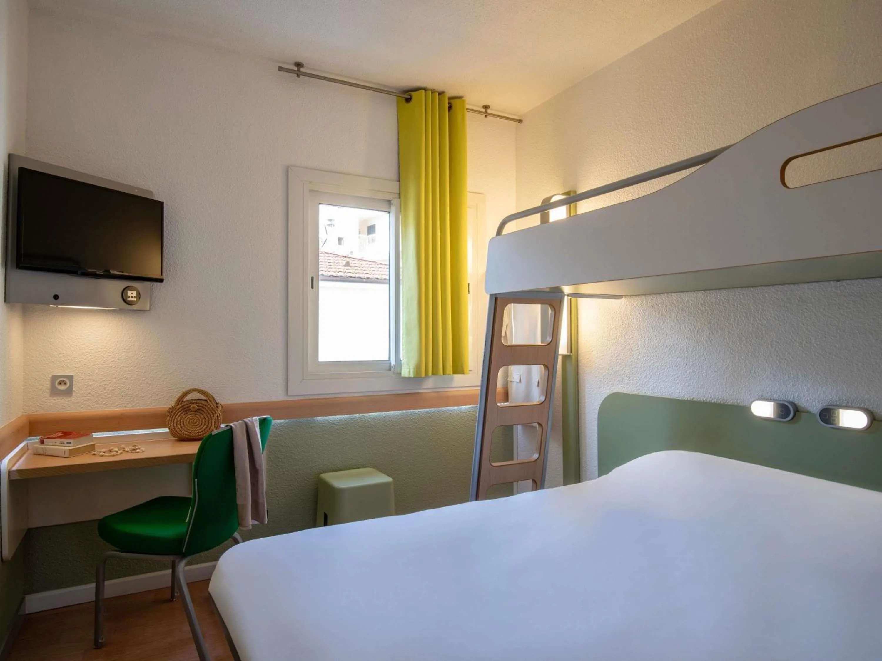 Bedroom, Bed in ibis budget Menton Bord de Mer
