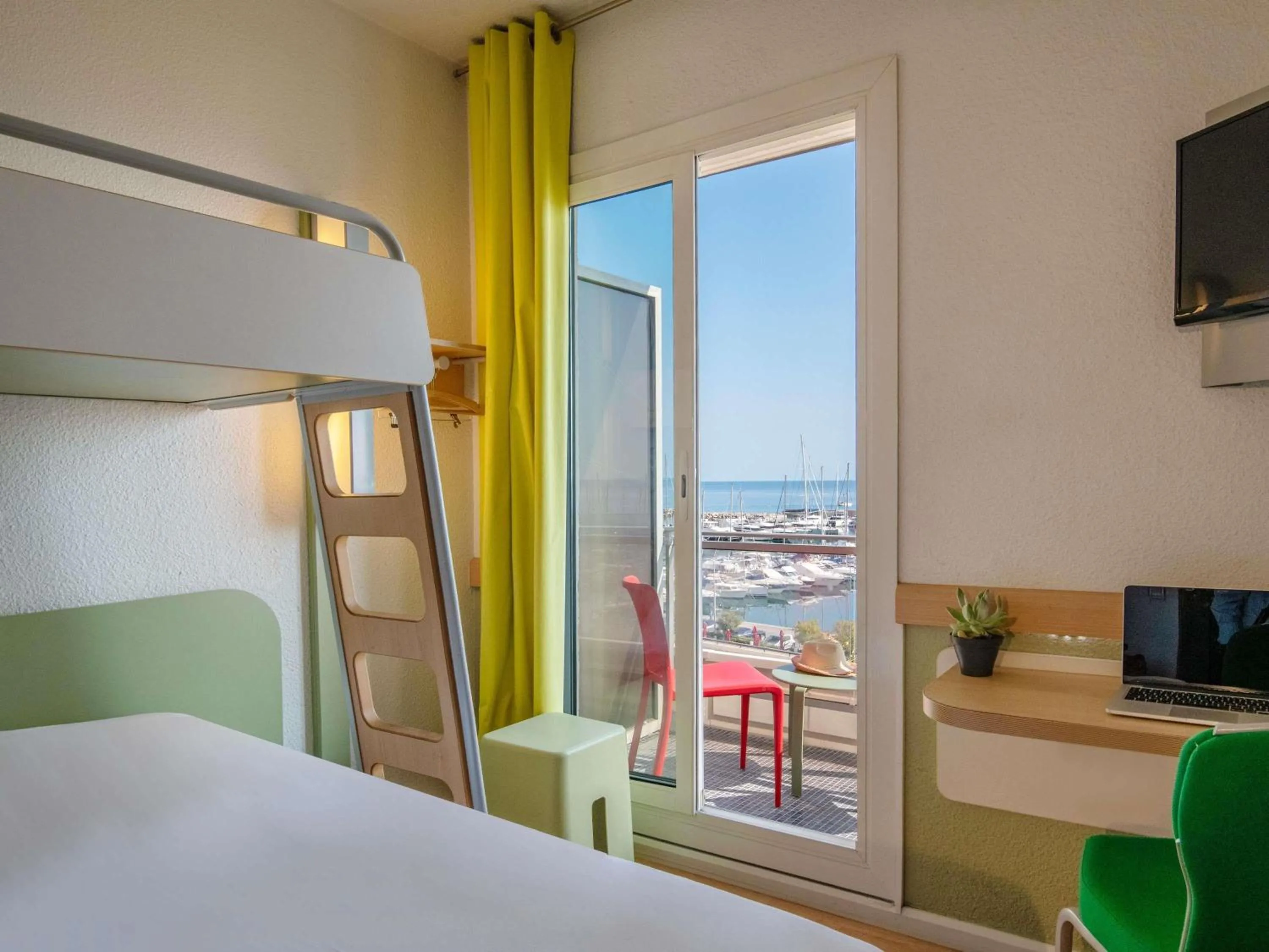 Bedroom, Bed in ibis budget Menton Bord de Mer