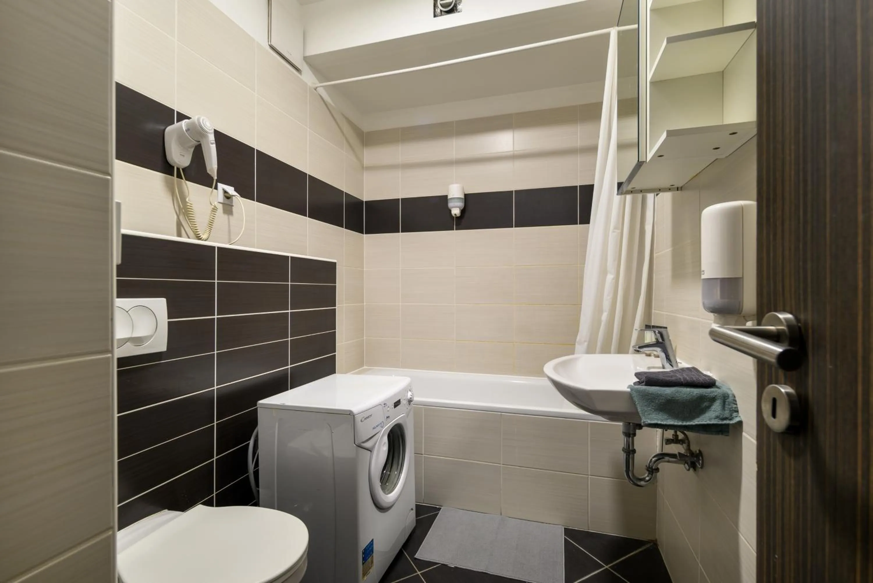 Sun Resort Residential Suite-Free Parking Garage same building