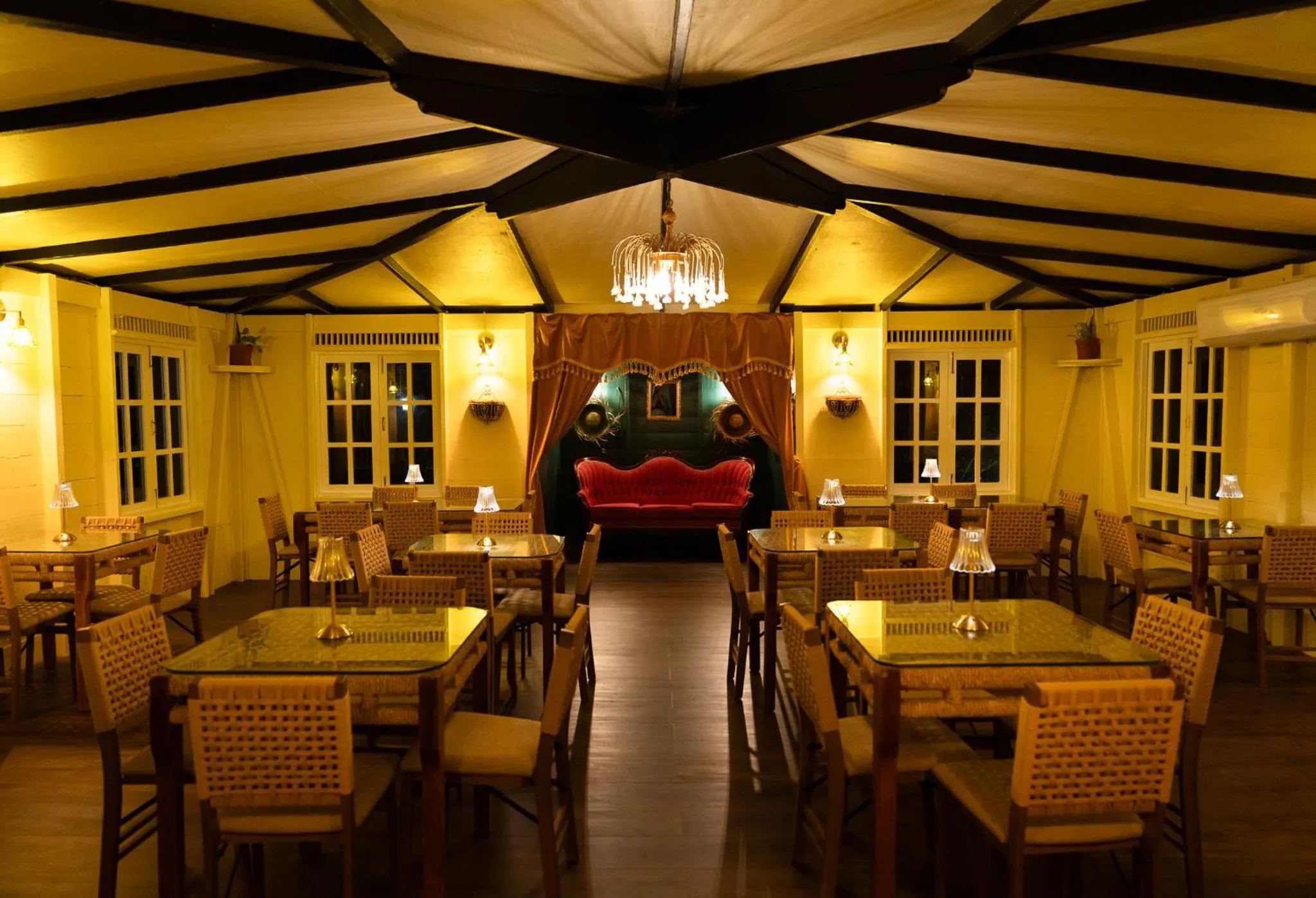 Restaurant/places to eat in El Oasis Hotel