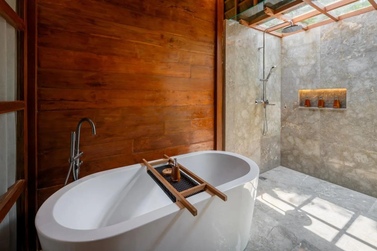 Bathroom in Unagi Wooden Villas by Emana
