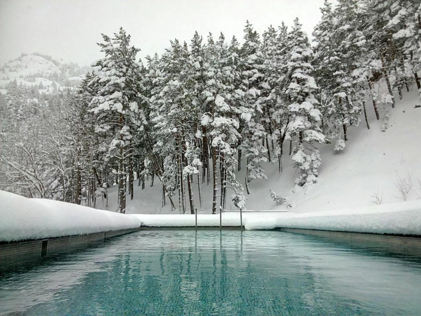 Swimming pool in Hotel Continental Balneario de Panticosa
