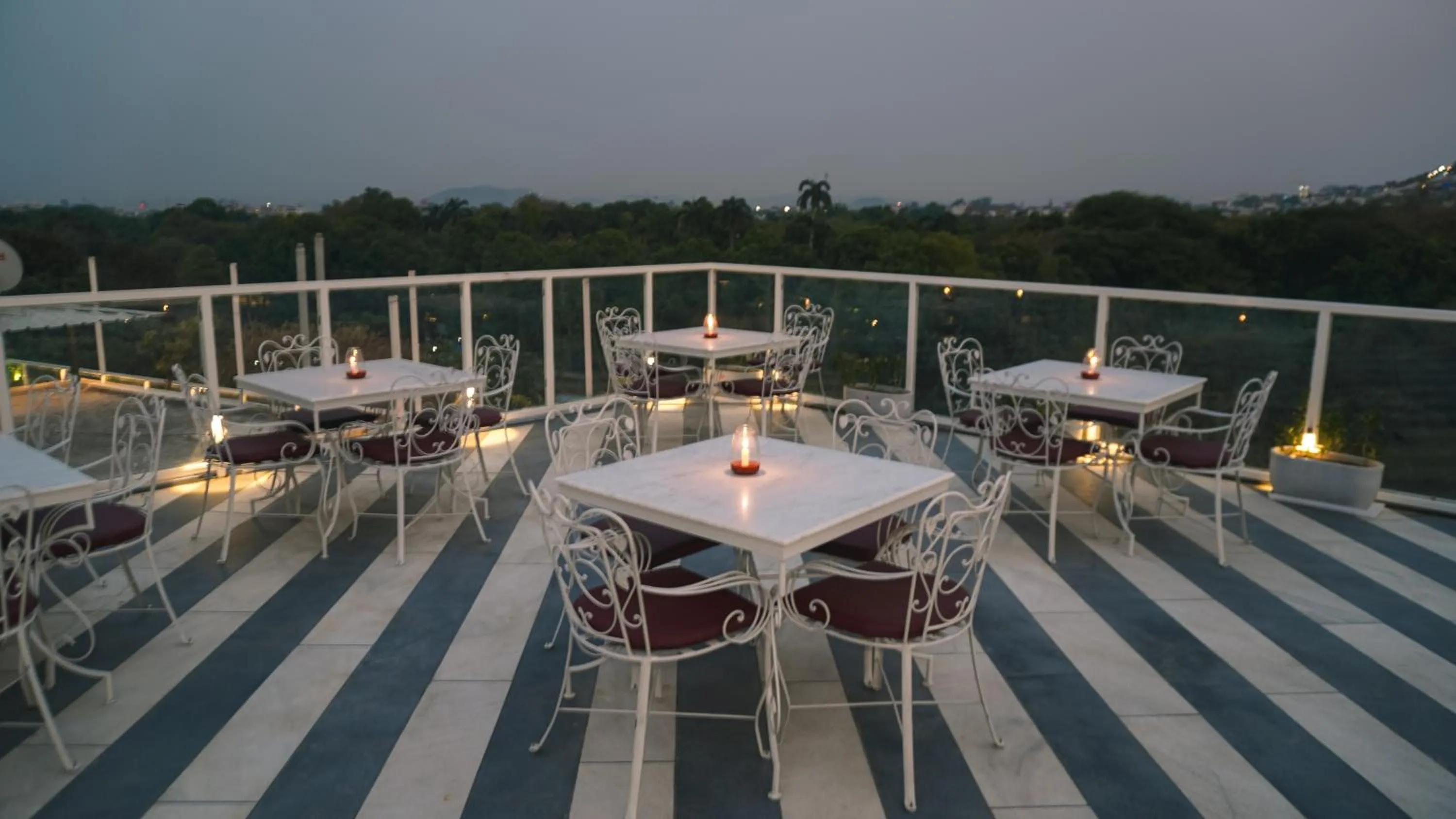 Restaurant/places to eat in Hotel Naren Villa