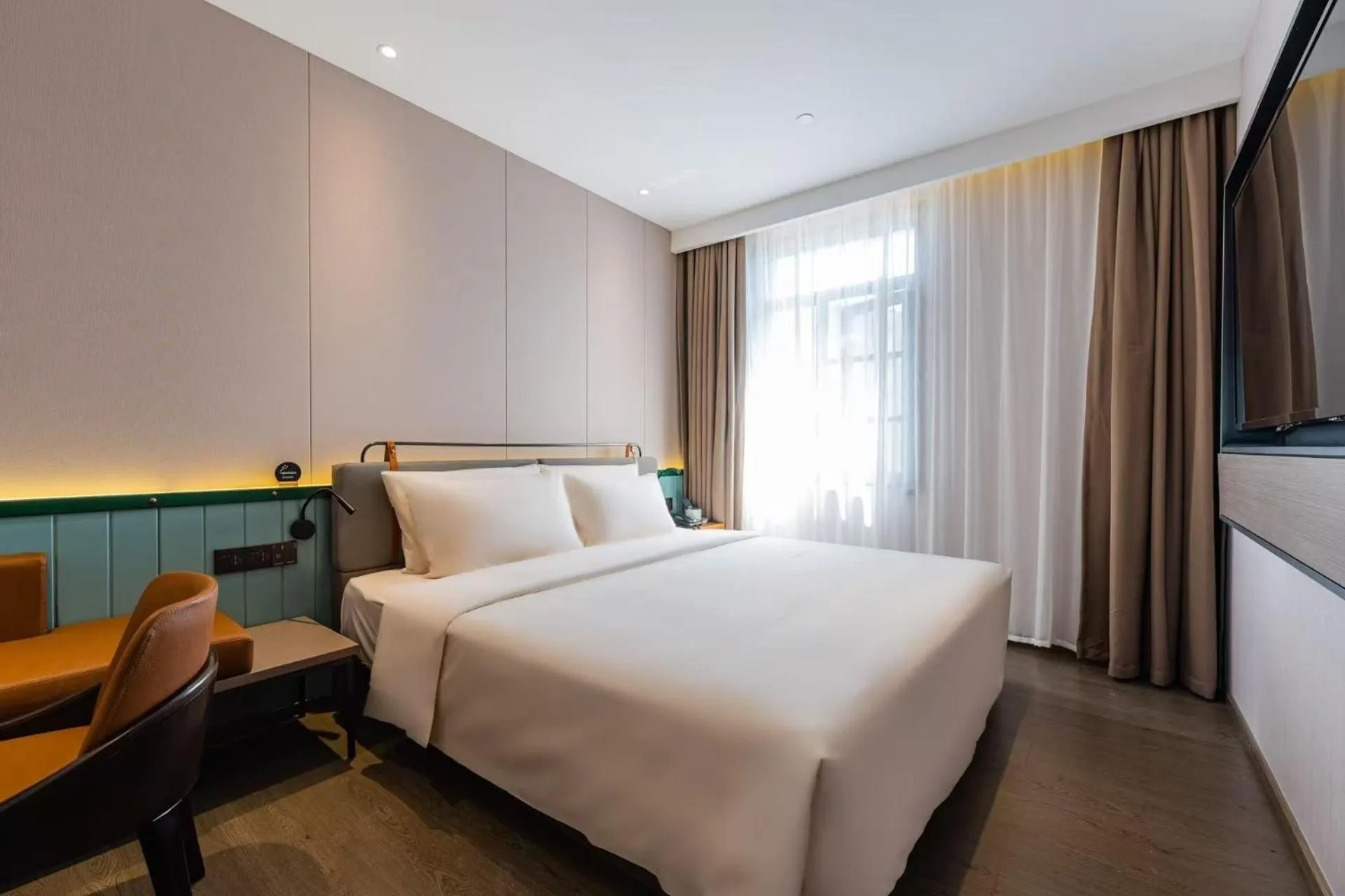 Photo of the whole room, Bed in Atour Light Hotel Shanghai Jing'an Natural History Museum, Suzhou River Bank