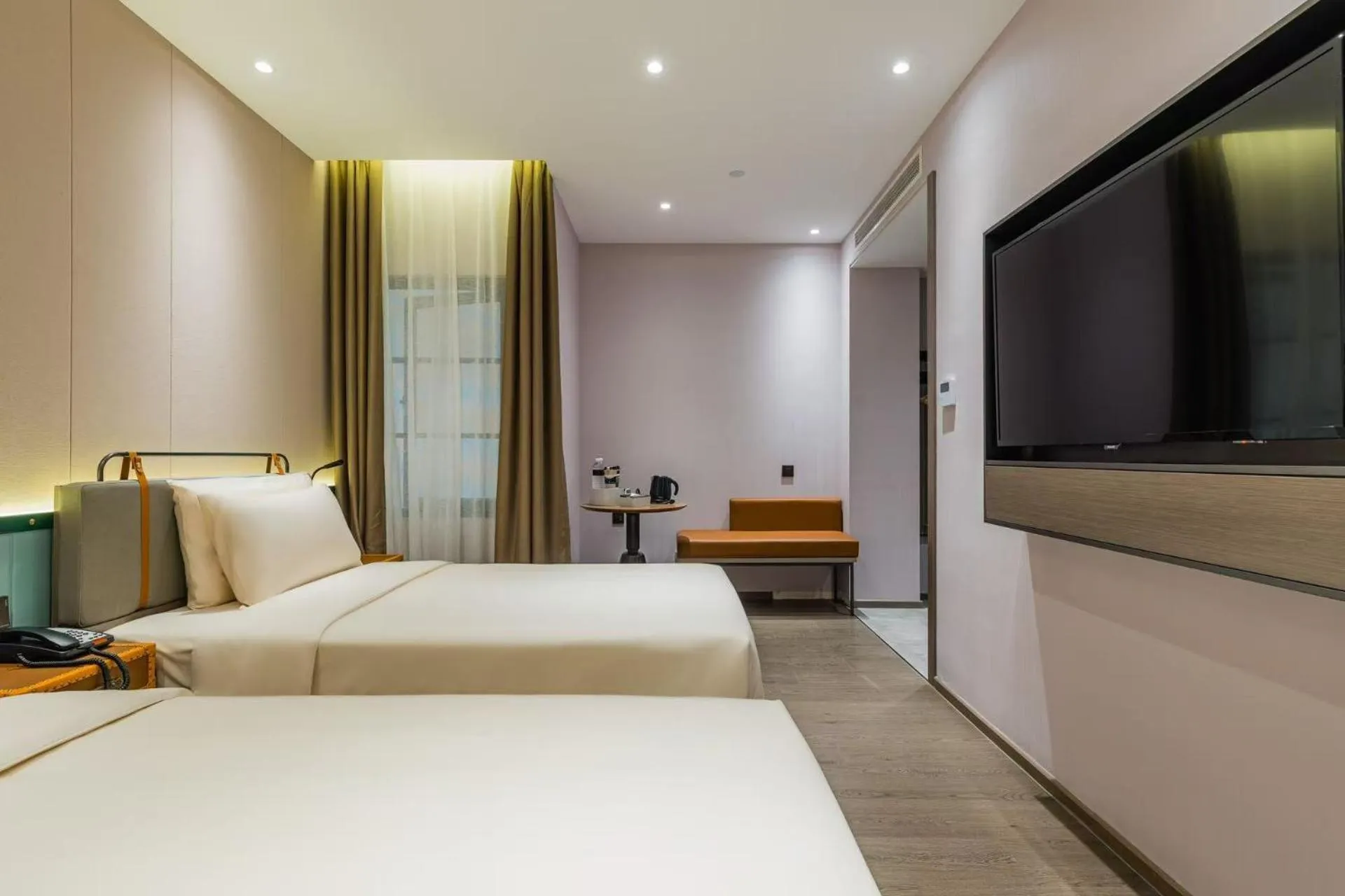 Bed in Atour Light Hotel Shanghai Jing'an Natural History Museum, Suzhou River Bank