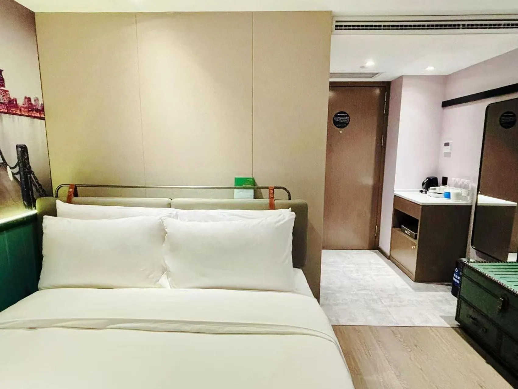 Bed in Atour Light Hotel Shanghai Jing'an Natural History Museum, Suzhou River Bank