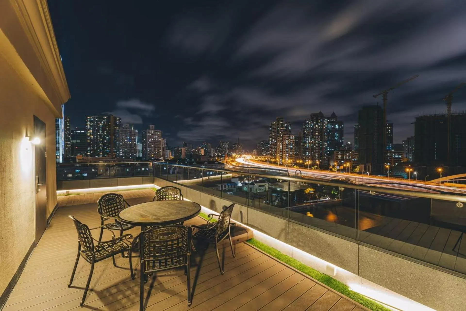 Property building in Atour Light Hotel Shanghai Jing'an Natural History Museum, Suzhou River Bank