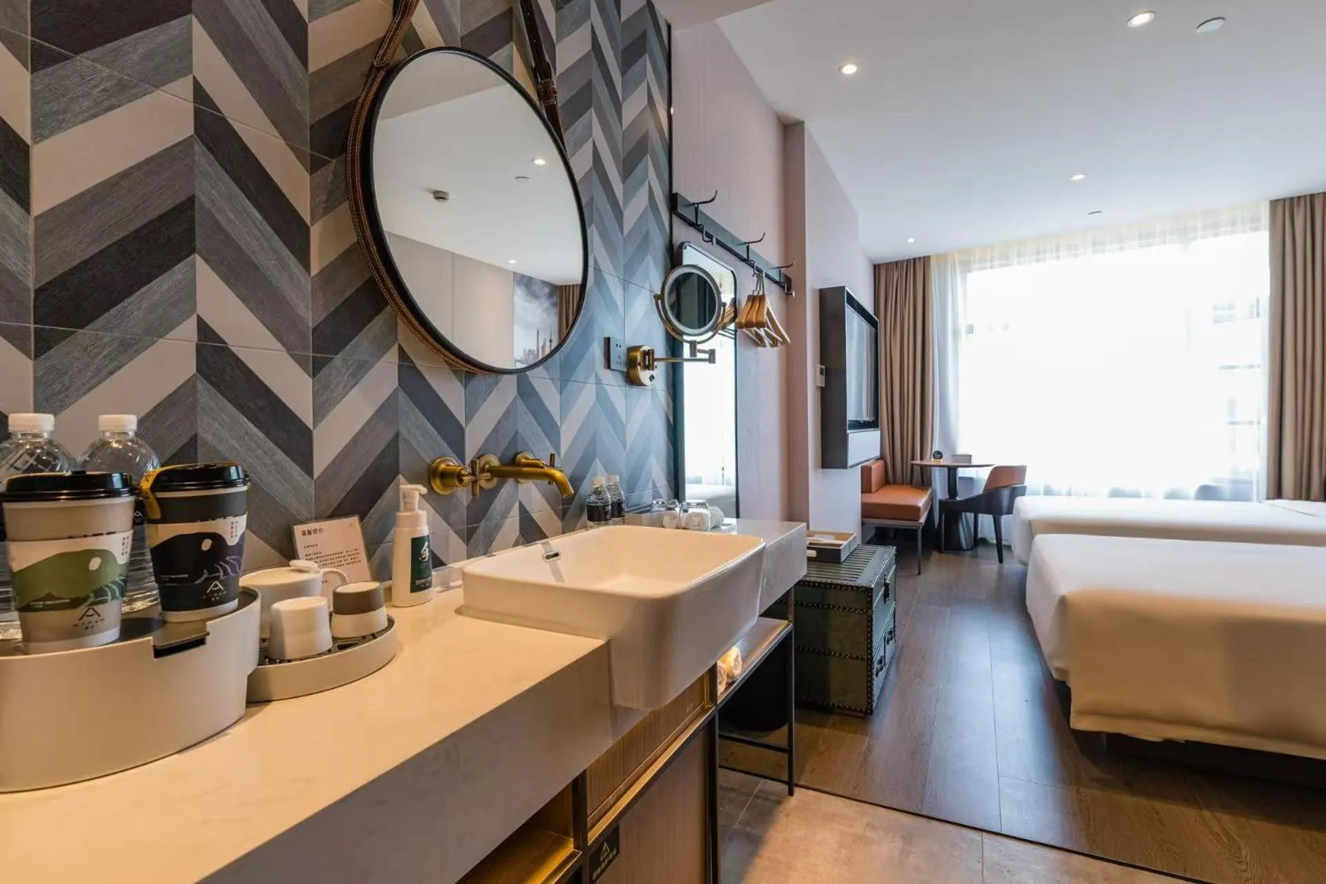 Living room, Bed in Atour Light Hotel Shanghai Jing'an Natural History Museum, Suzhou River Bank