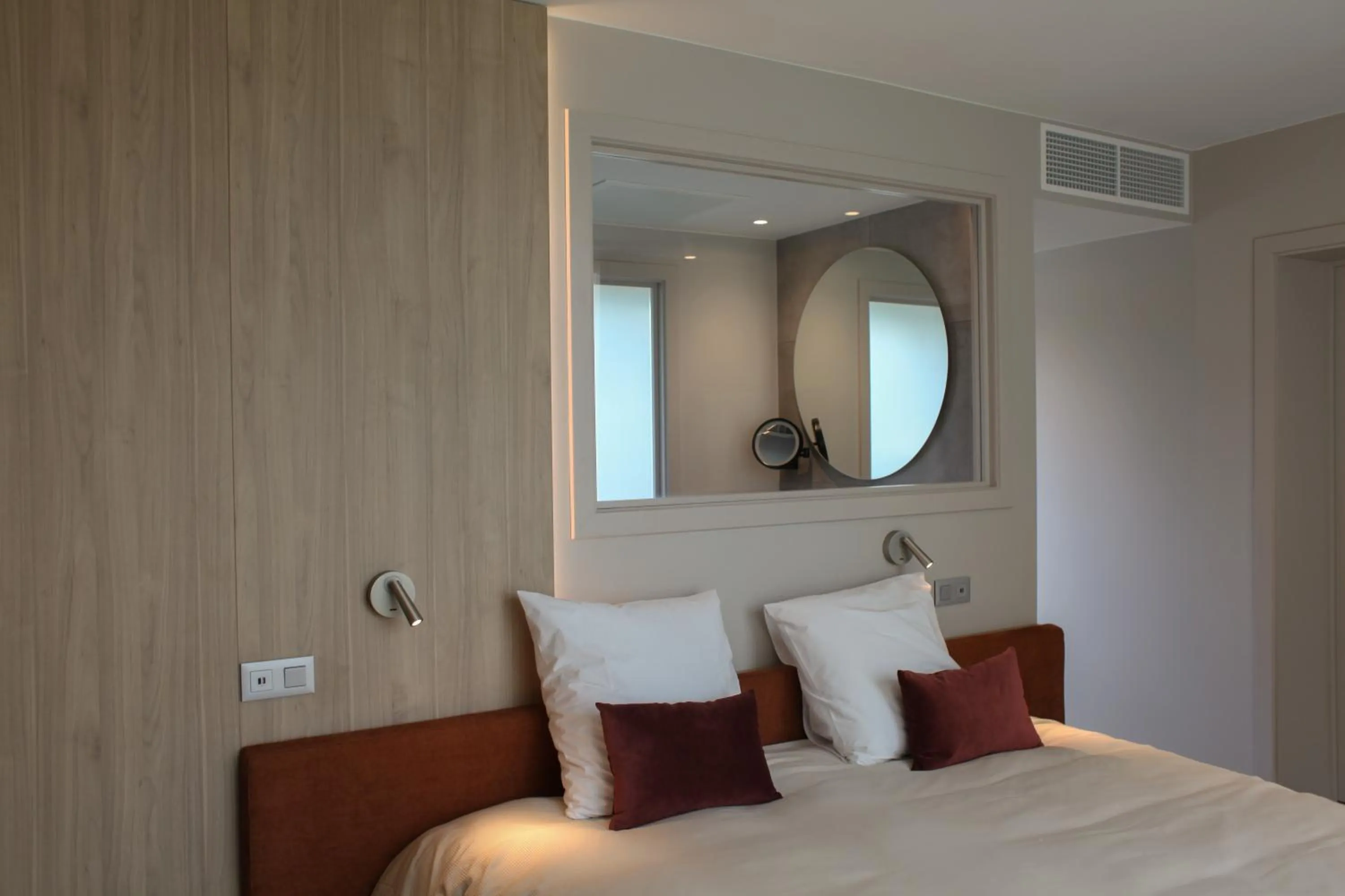 Bedroom, Bed in Hôtel Les Fines Gueules