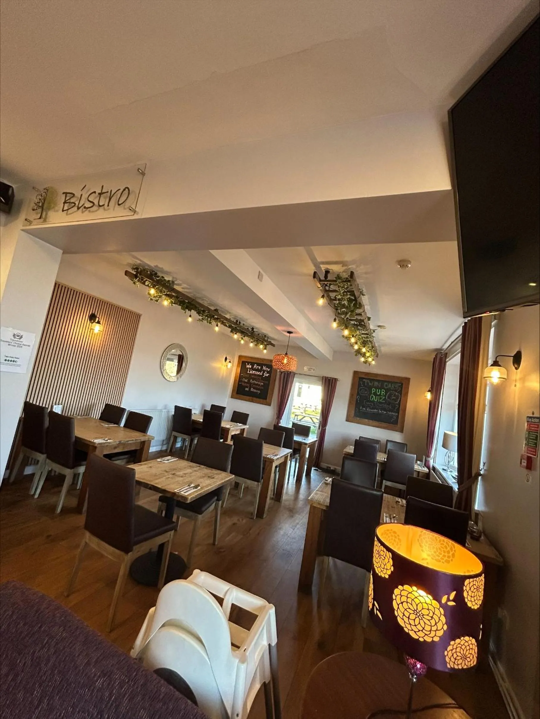 Restaurant/places to eat in Twin Oaks Hotel