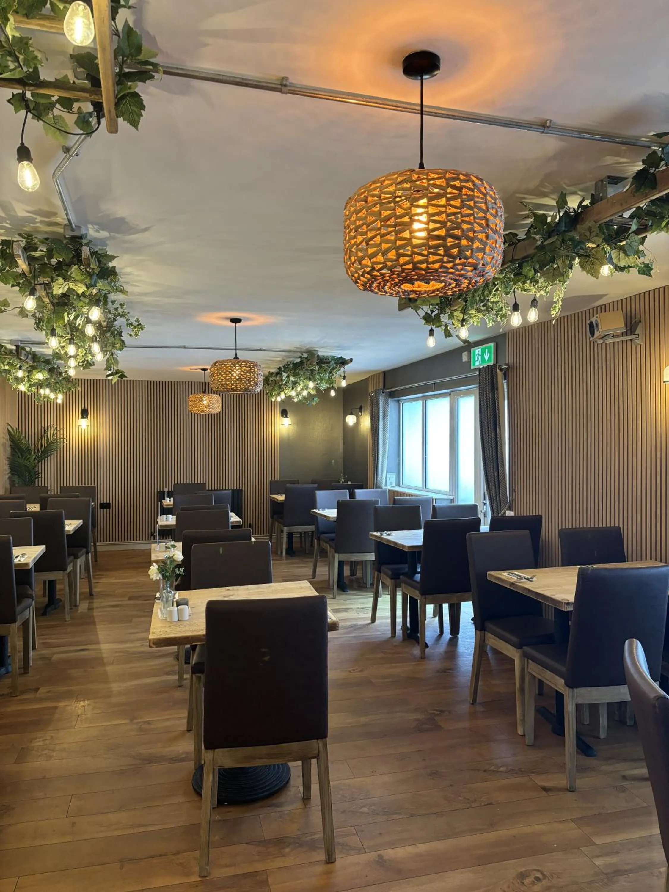 Restaurant/places to eat in Twin Oaks Hotel