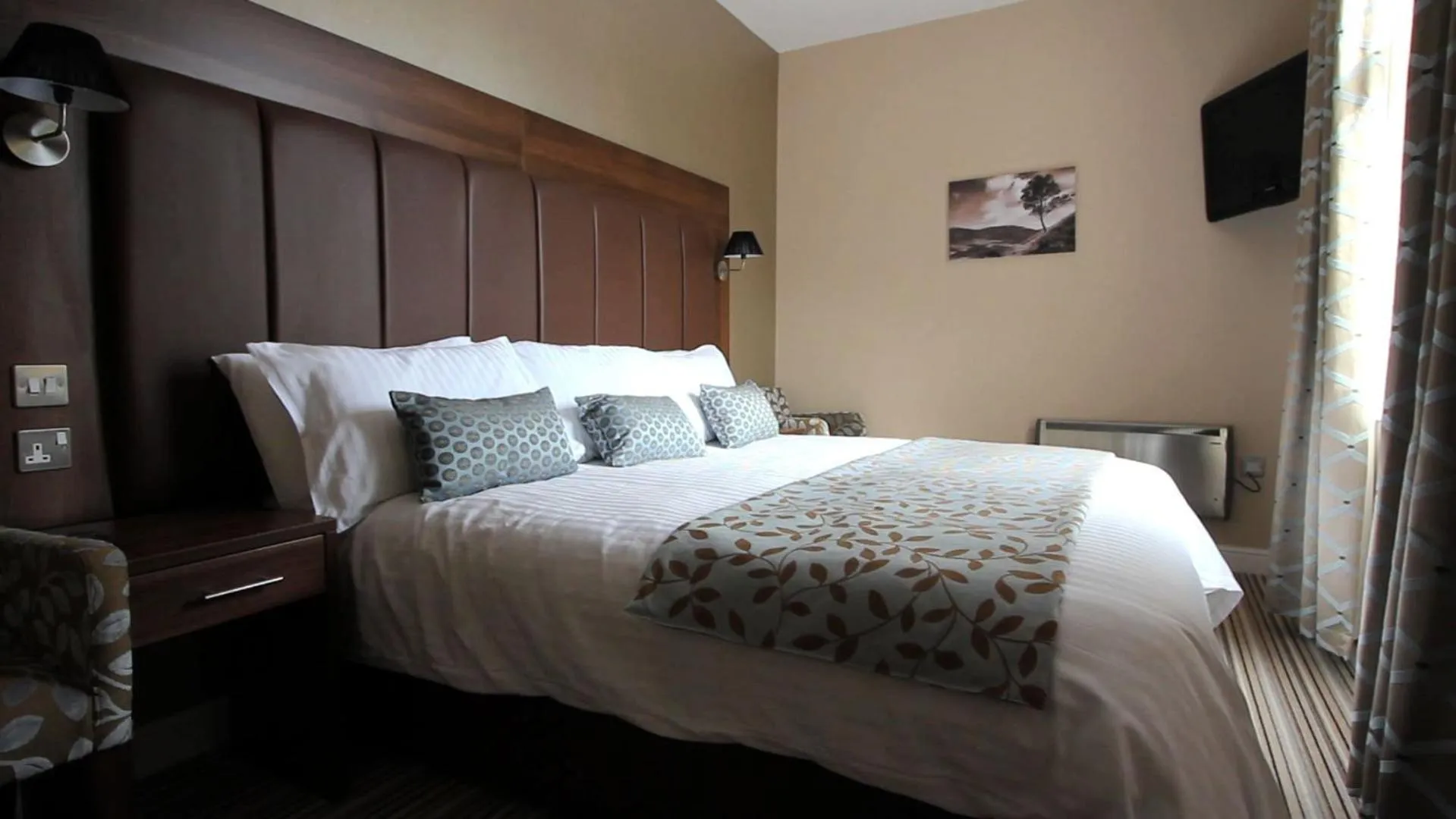 Day, Bed in Twin Oaks Hotel