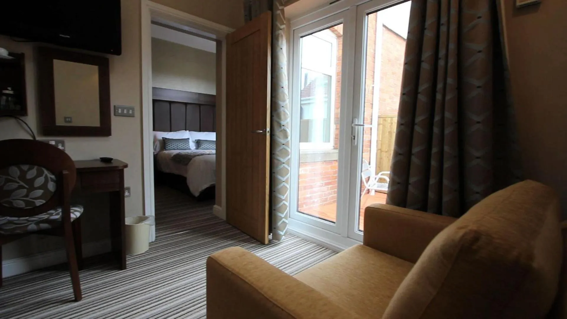 Day, Bed in Twin Oaks Hotel