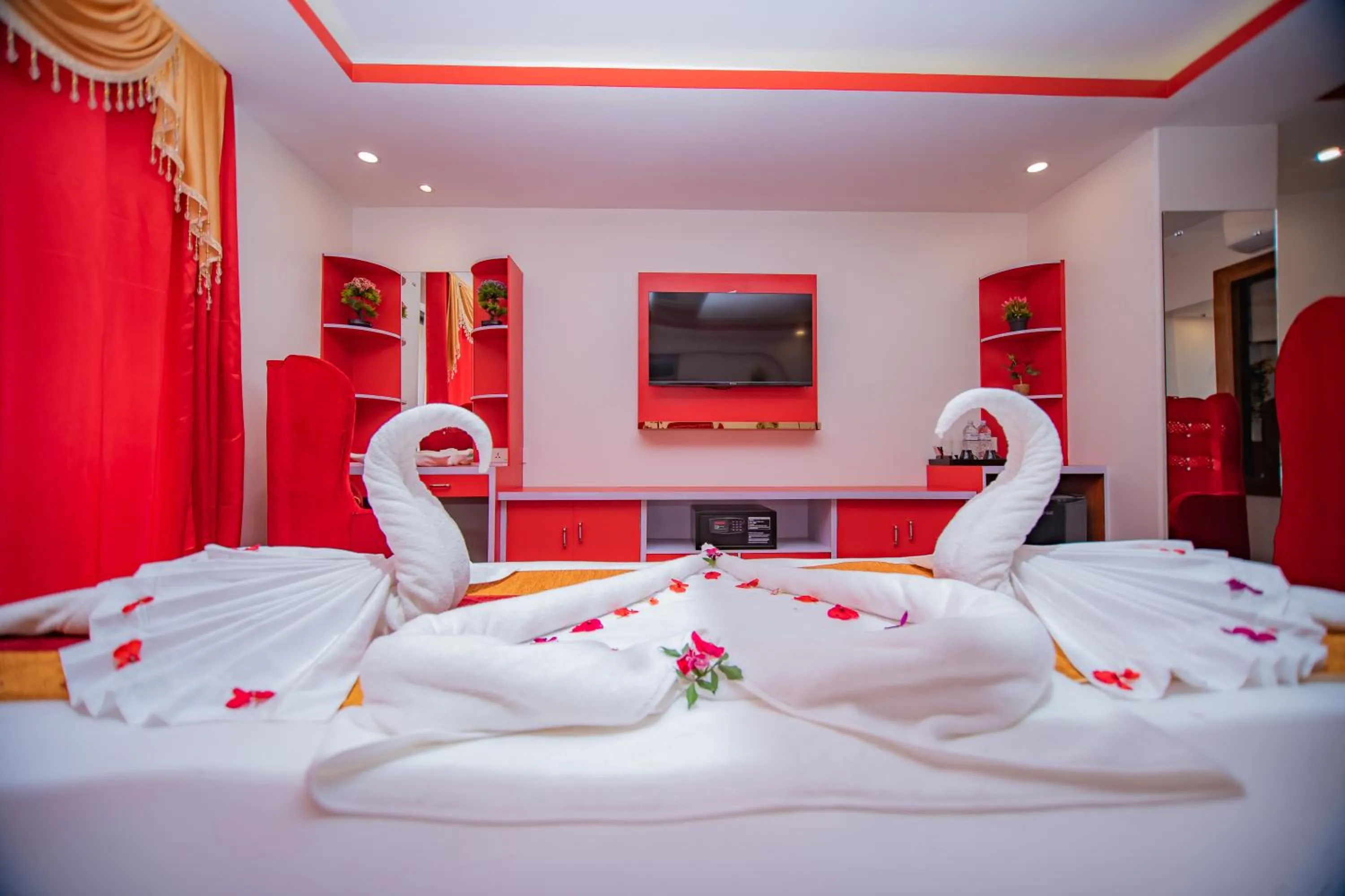 Bed in Hotel Pokhara Village & SPA