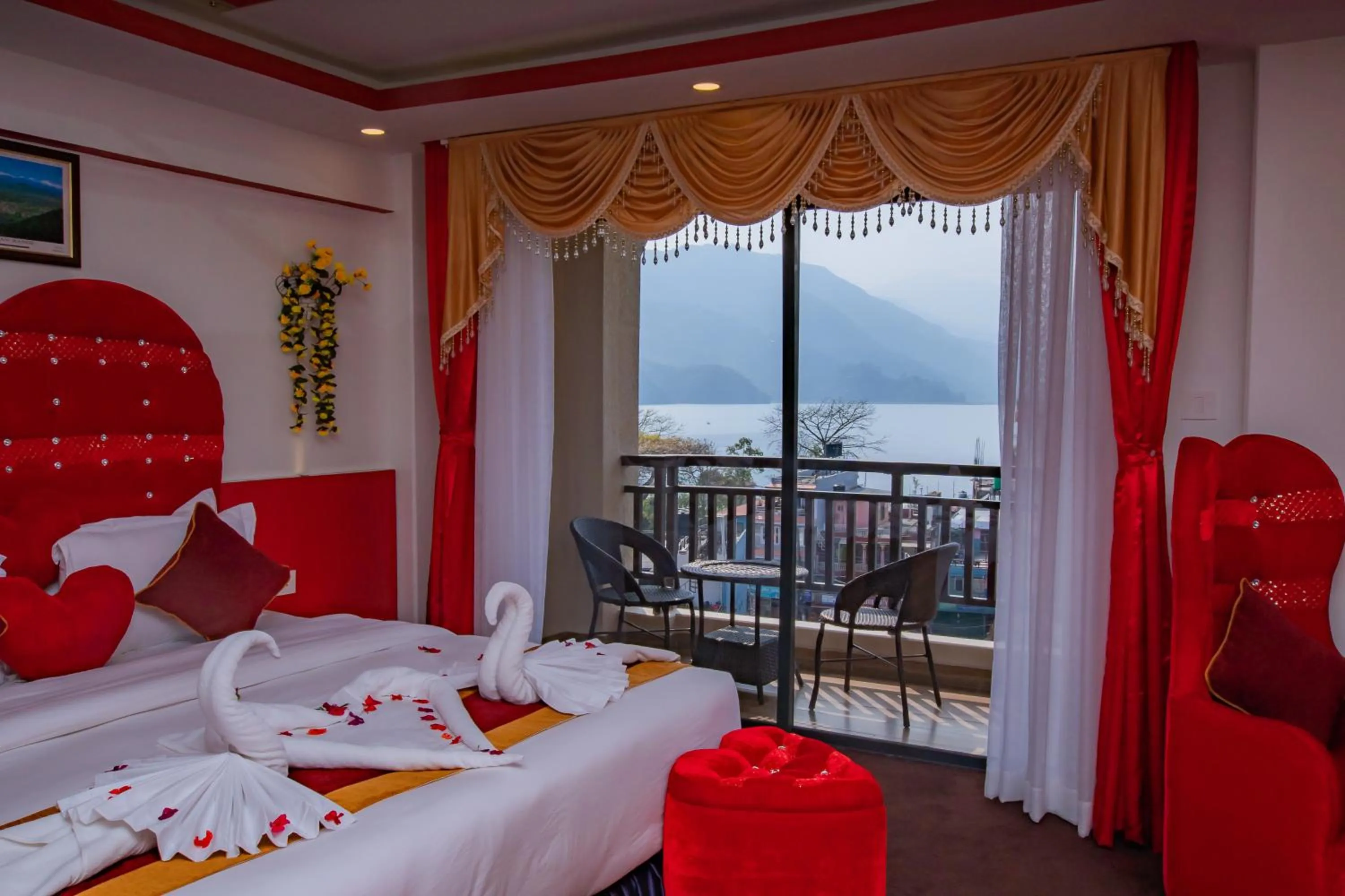 Bed in Hotel Pokhara Village & SPA