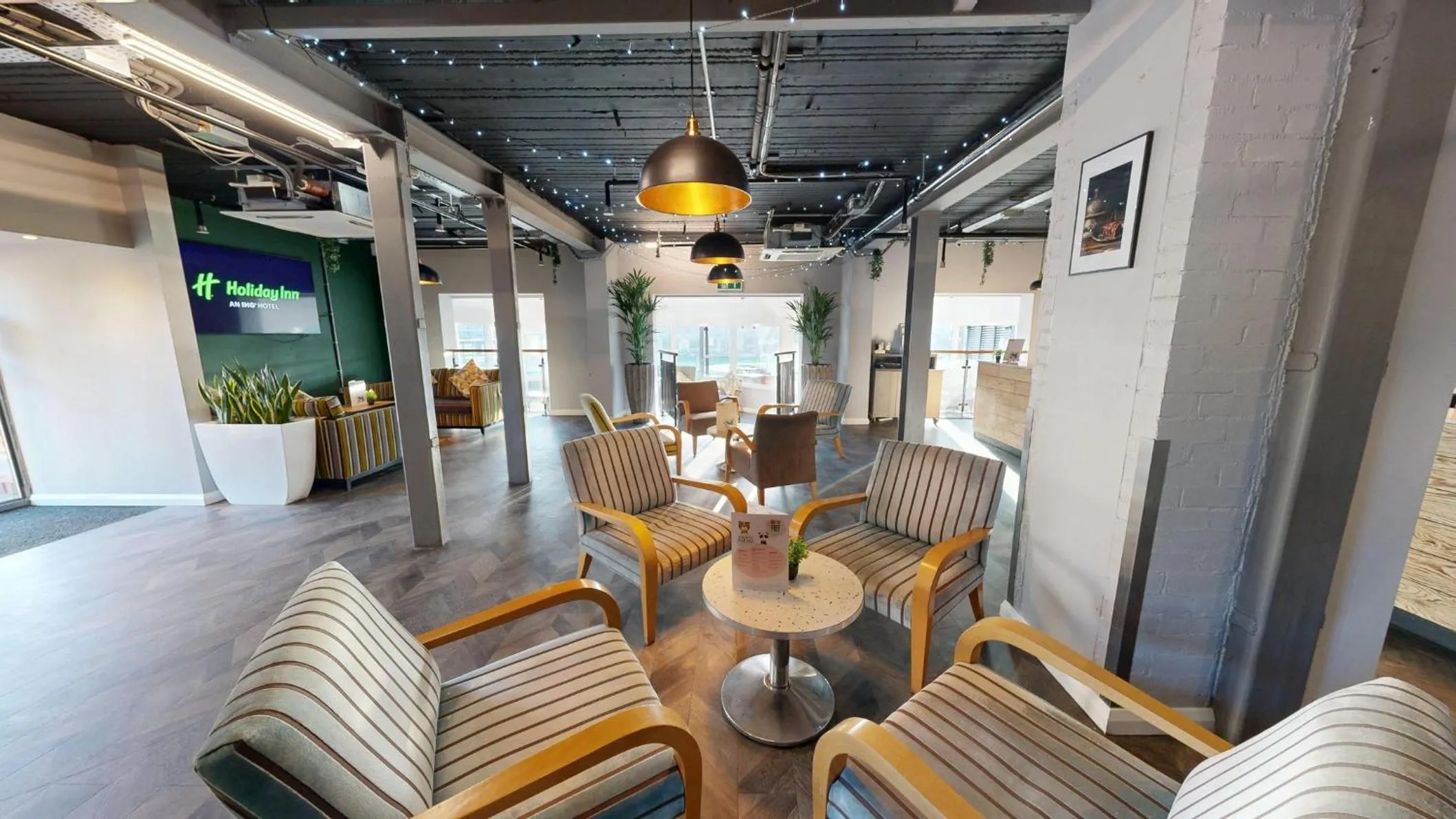 Lounge or bar in Holiday Inn Kenilworth - Warwick by IHG