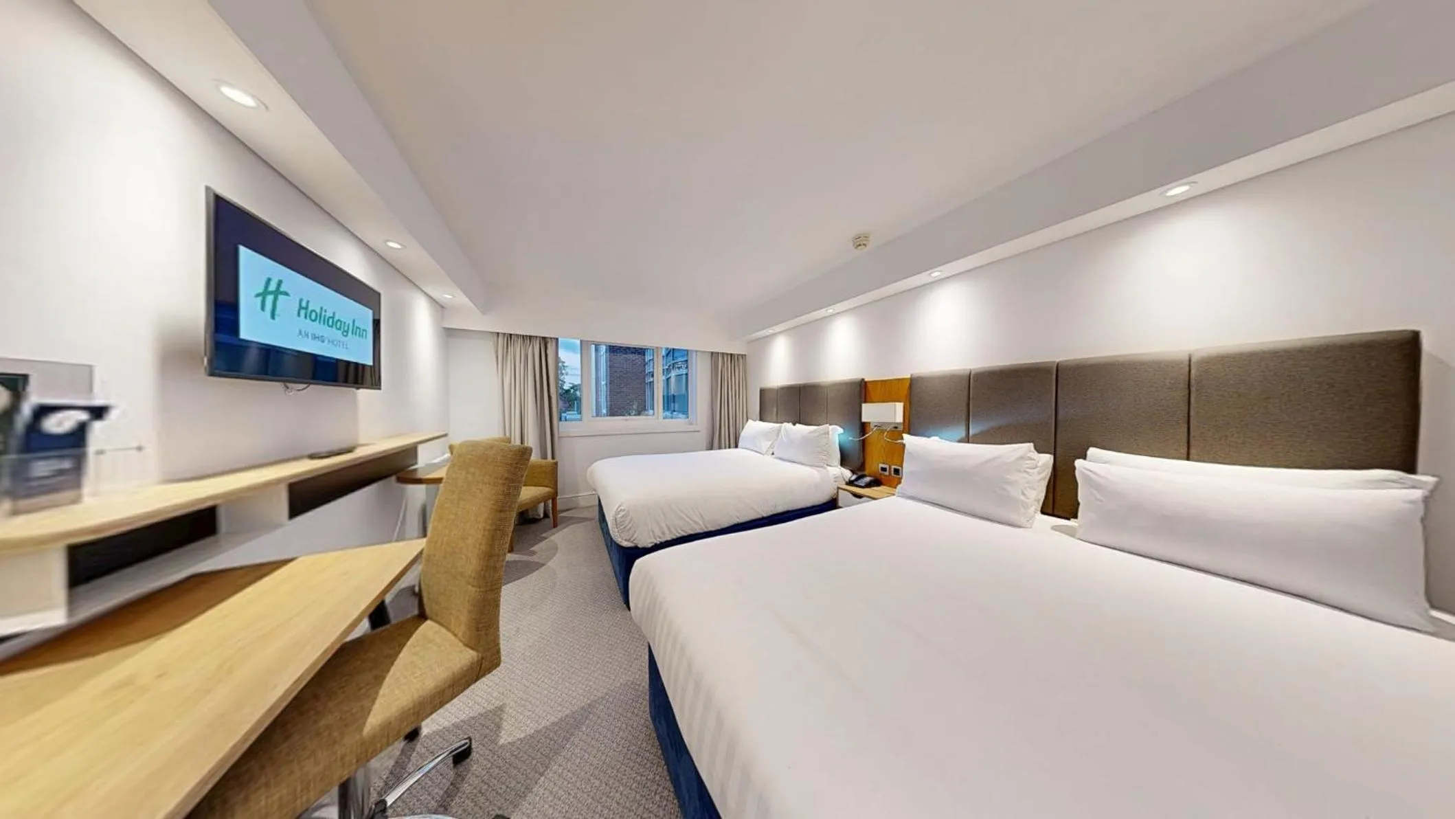 Photo of the whole room, Bed in Holiday Inn Kenilworth - Warwick by IHG