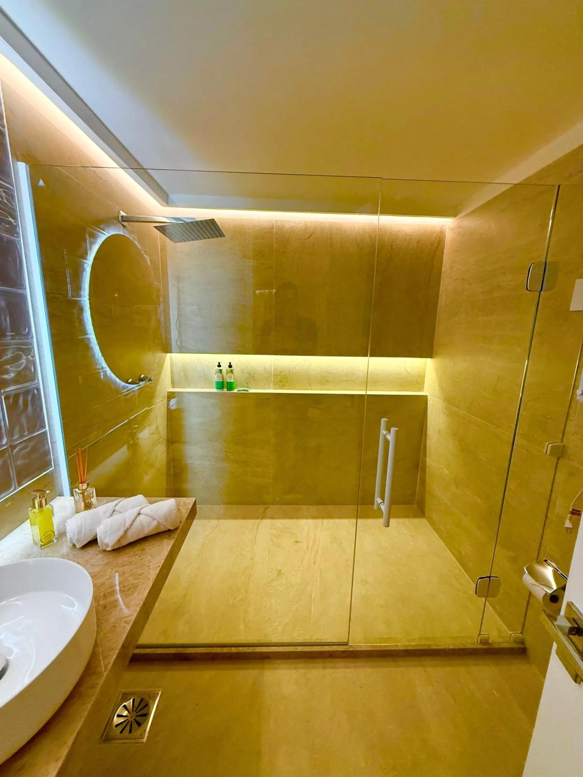 Bathroom in Iate Plaza Hotel