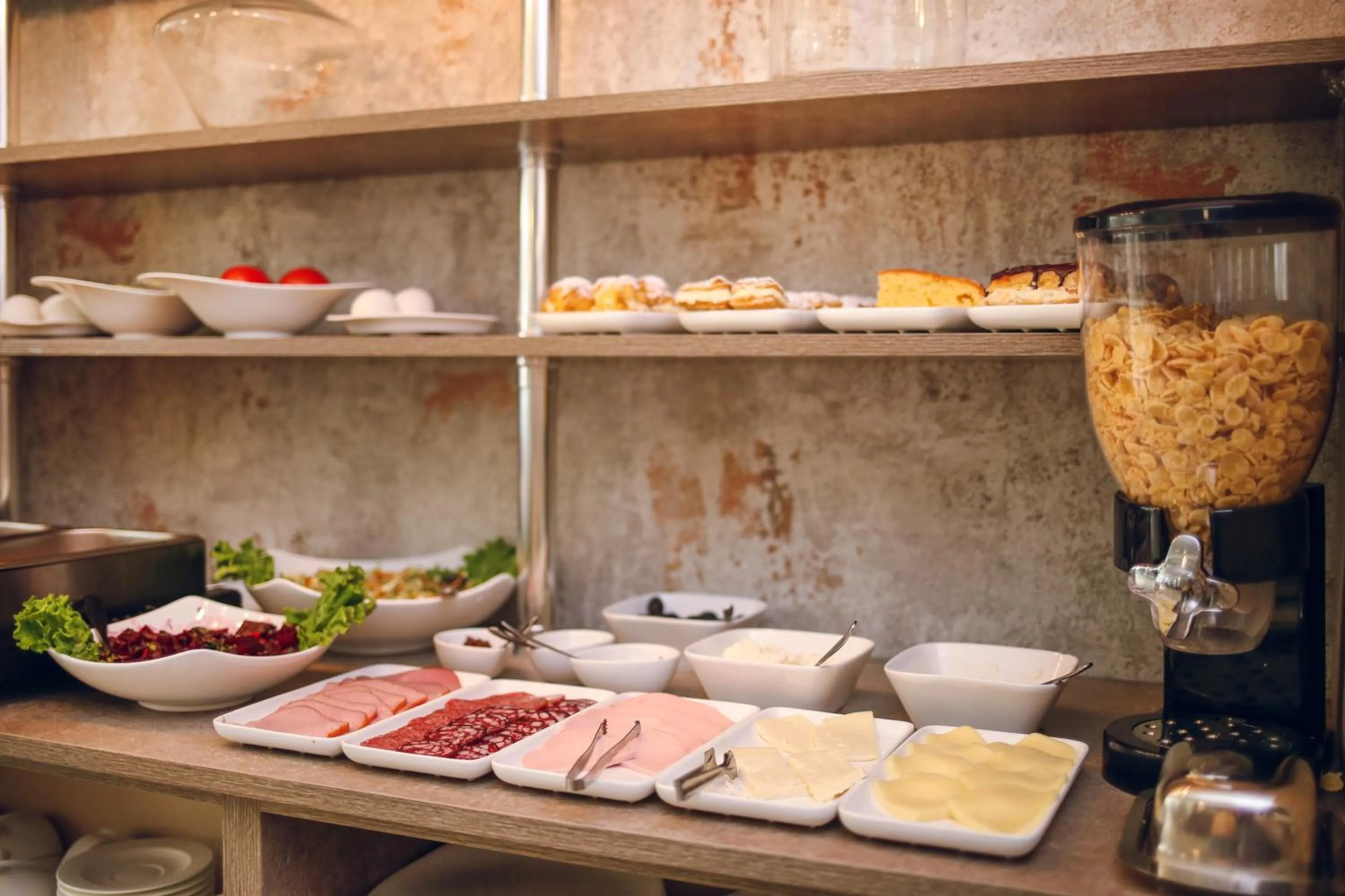 Food and drinks in Kenari Hotel