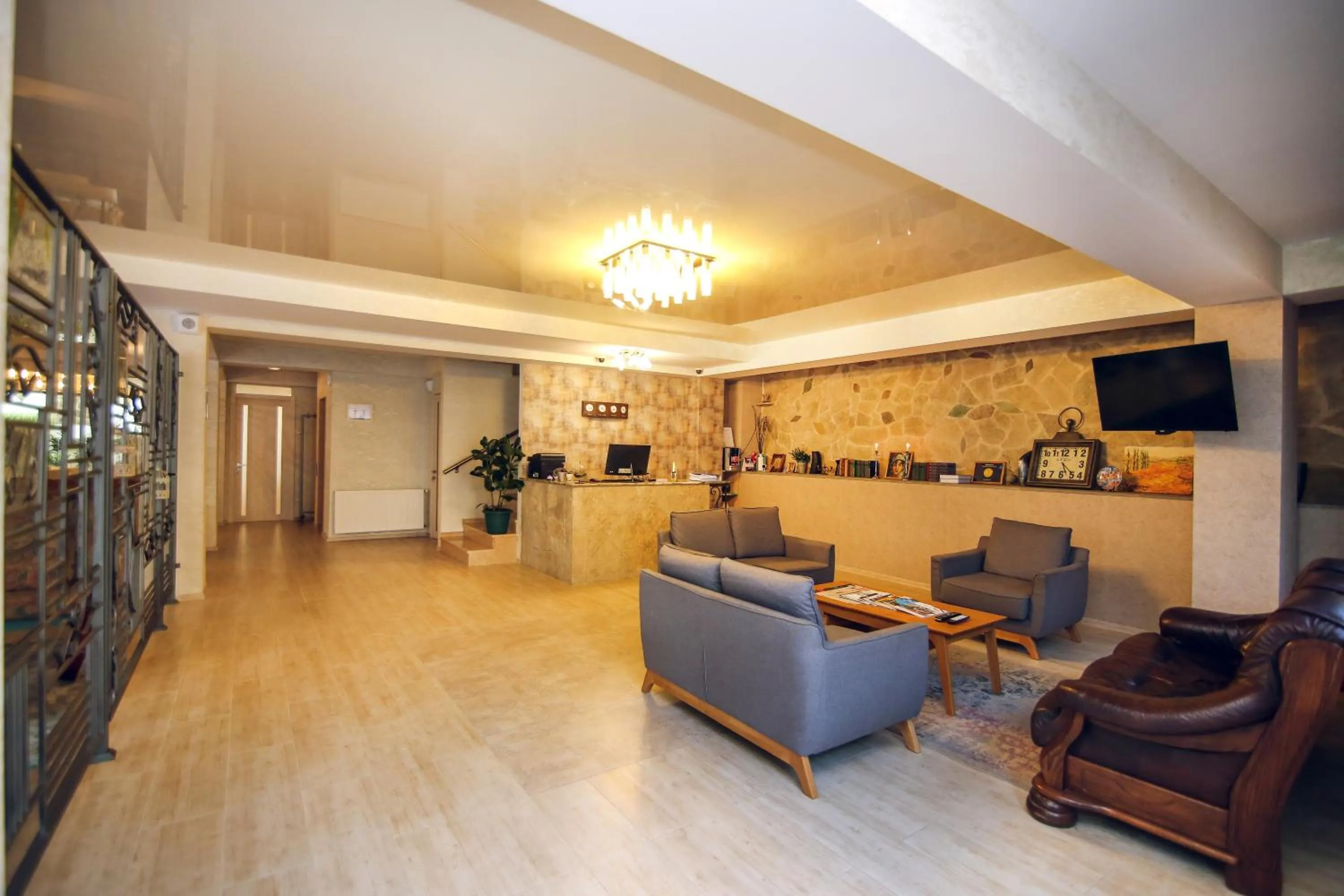 Communal lounge/ TV room in Kenari Hotel