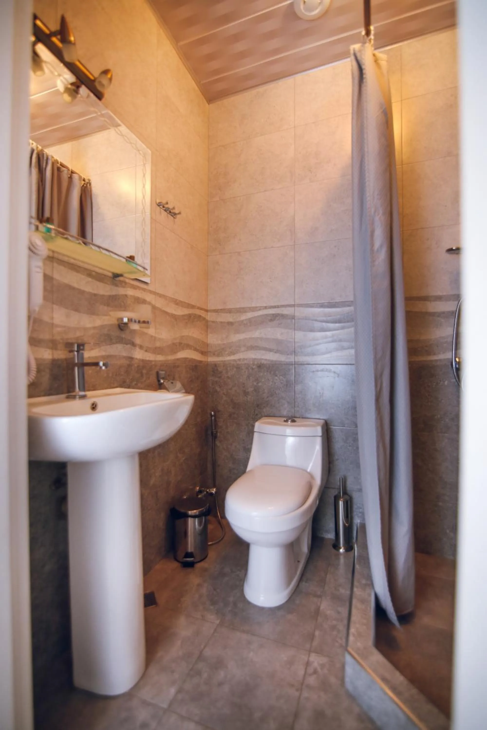 Shower in Kenari Hotel