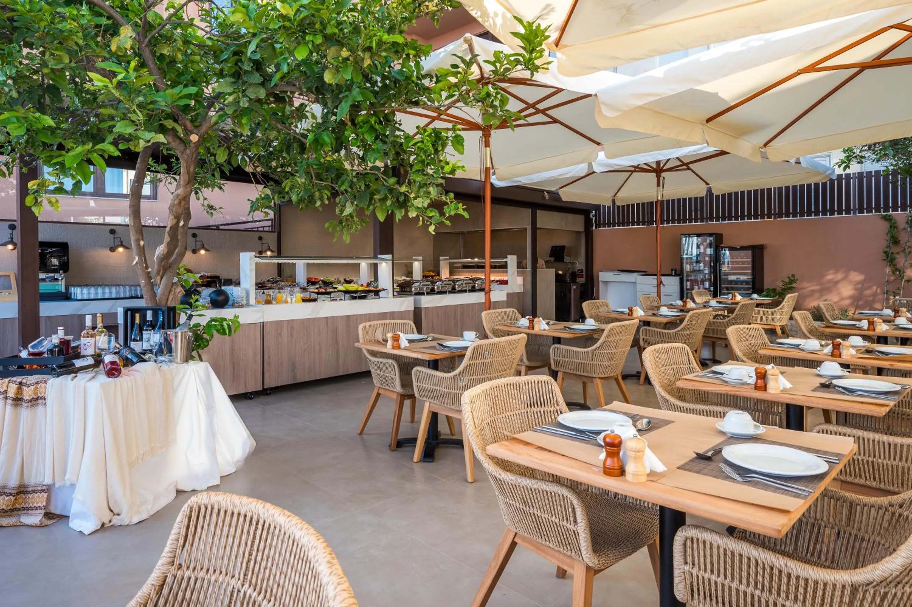 Restaurant/places to eat in Hotel Pyriá