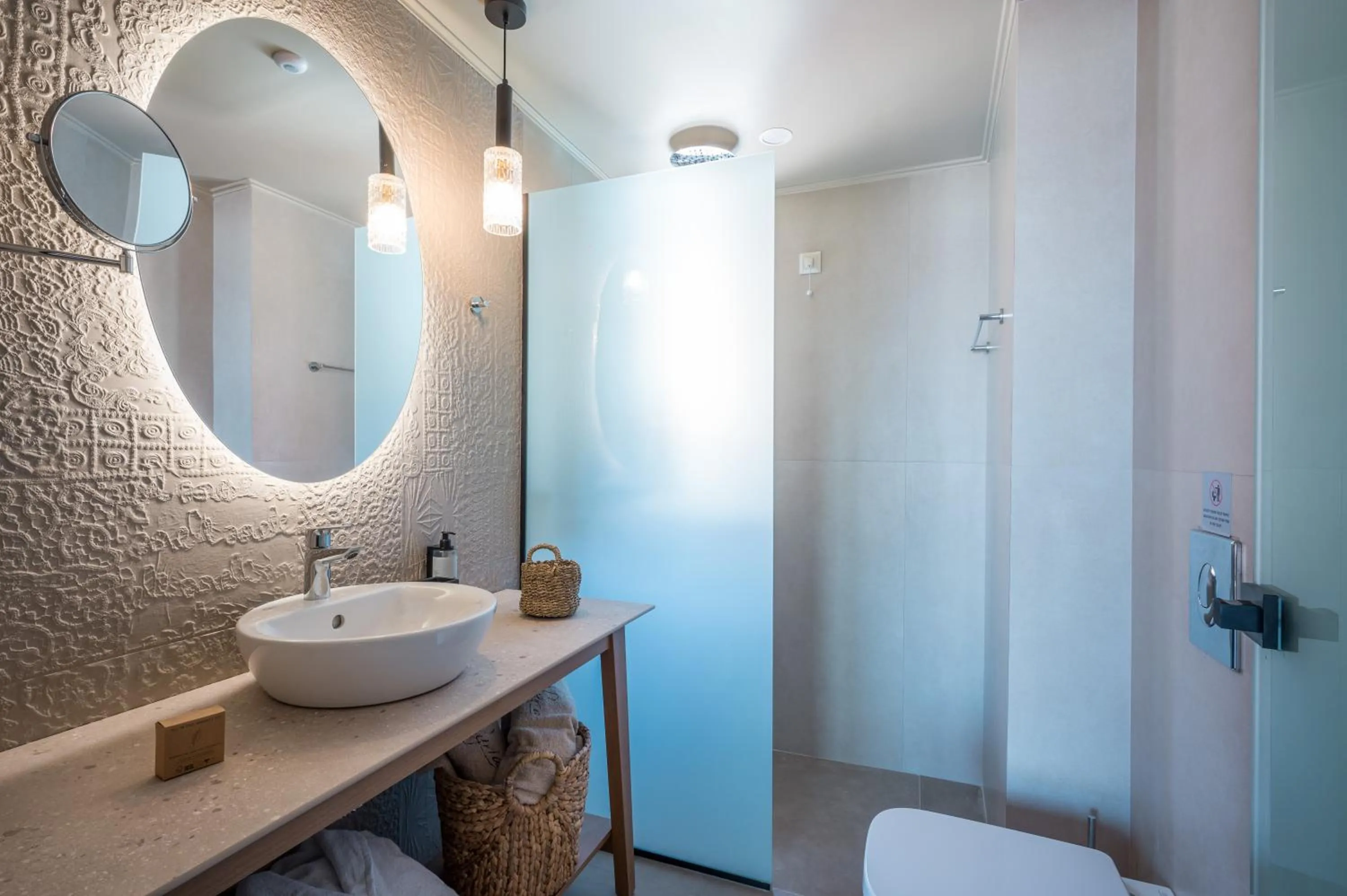 Shower in Hotel Pyriá