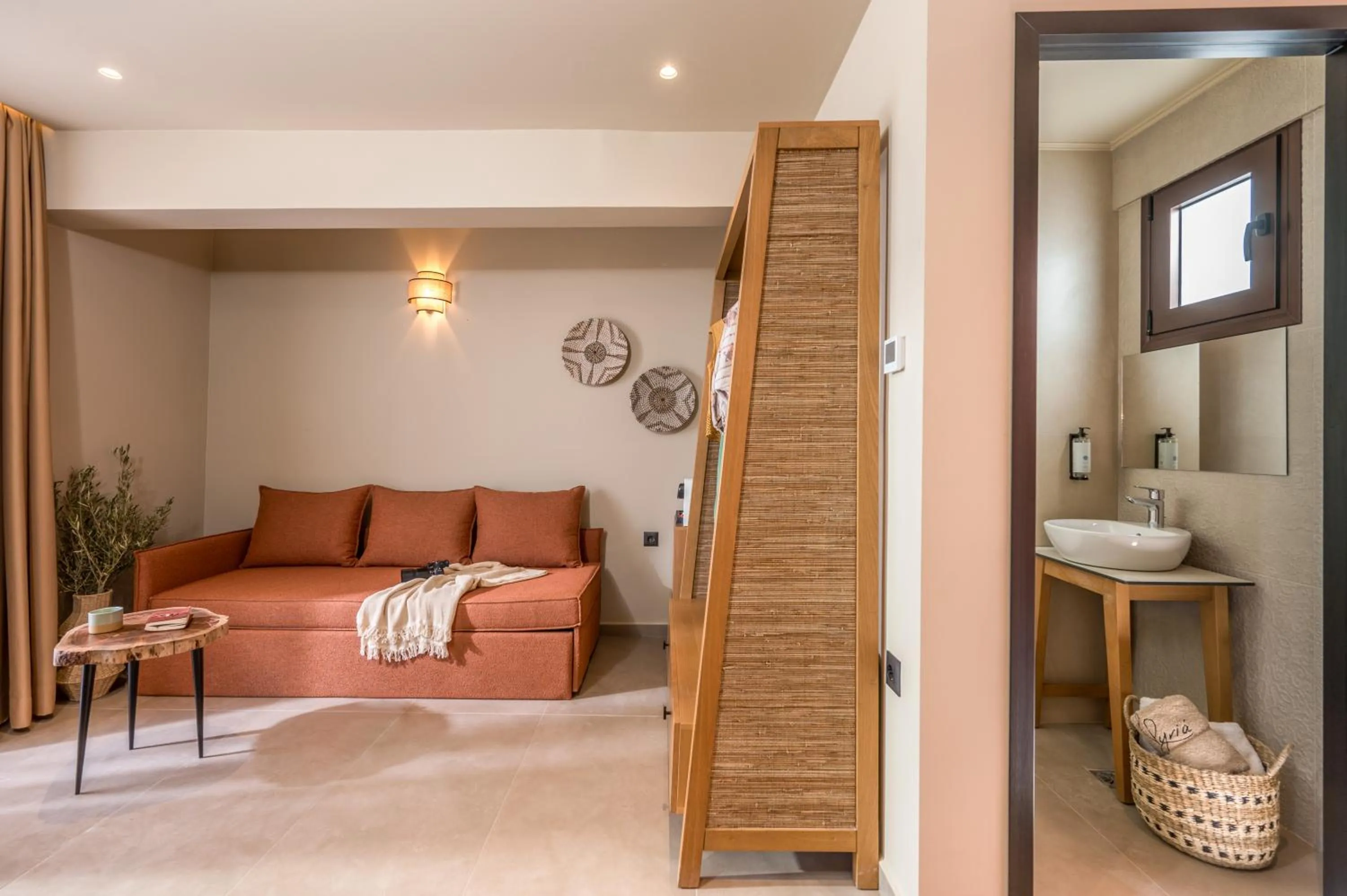 Living room, Bed in Hotel Pyriá