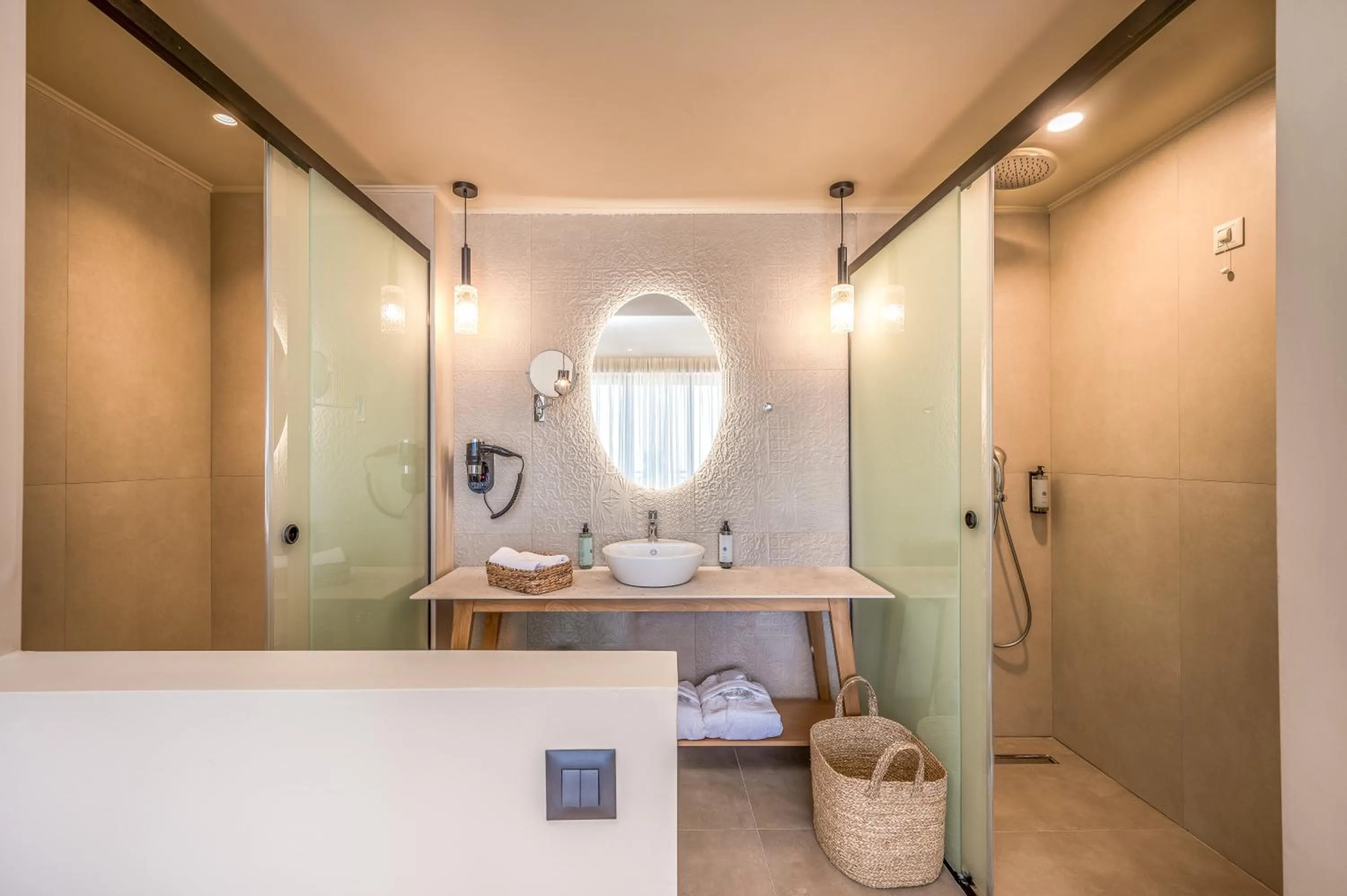 Shower in Hotel Pyriá