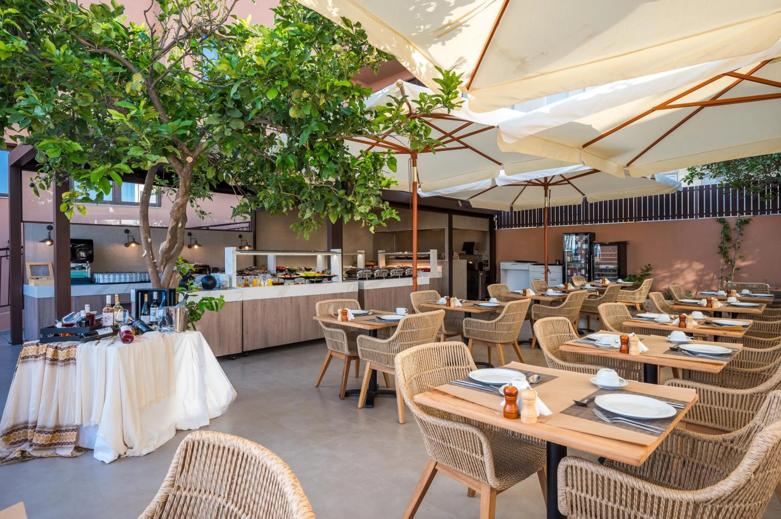 Restaurant/places to eat in Hotel Pyriá