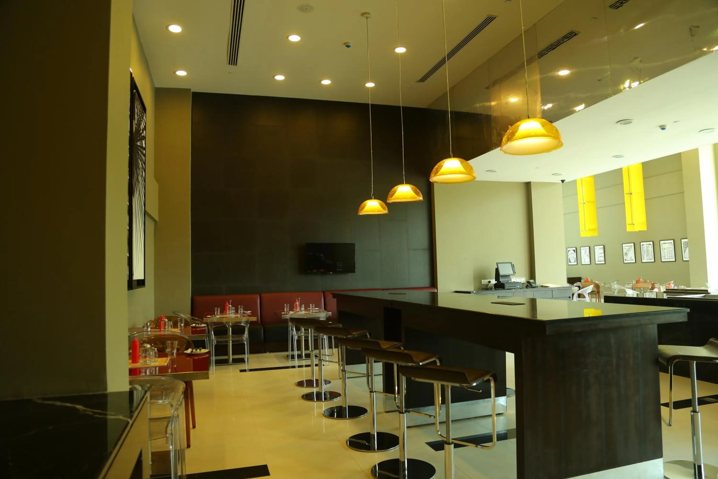 Lounge or bar in Keys Select by Lemon Tree Hotels, Kochi