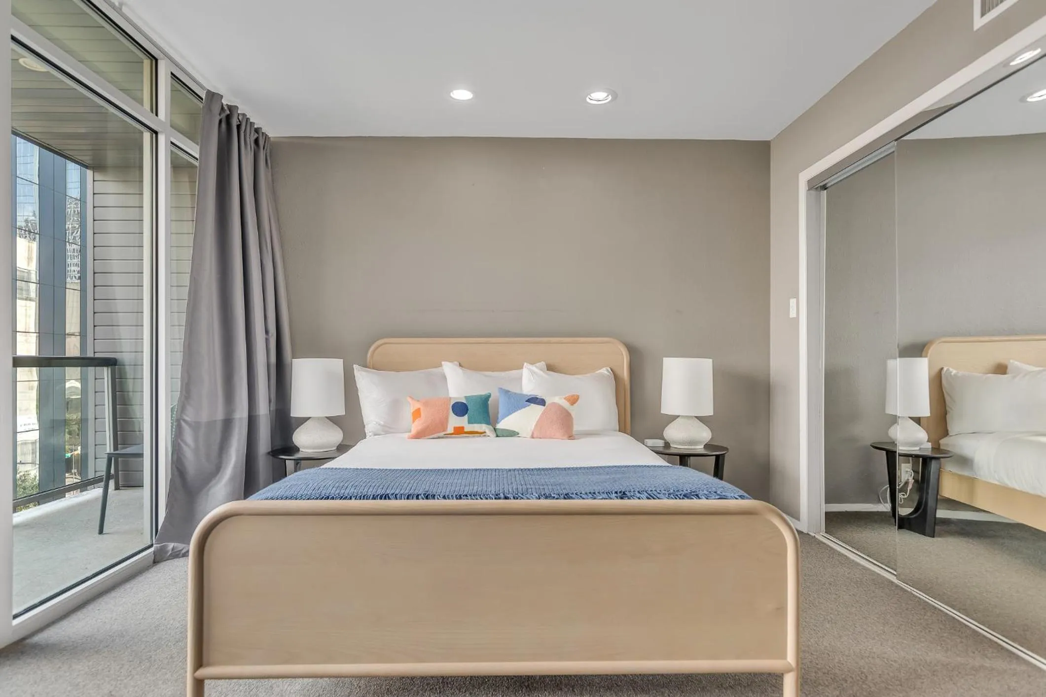 Bed in Littlefield Lofts, Hosted by Placemakr - 6th St