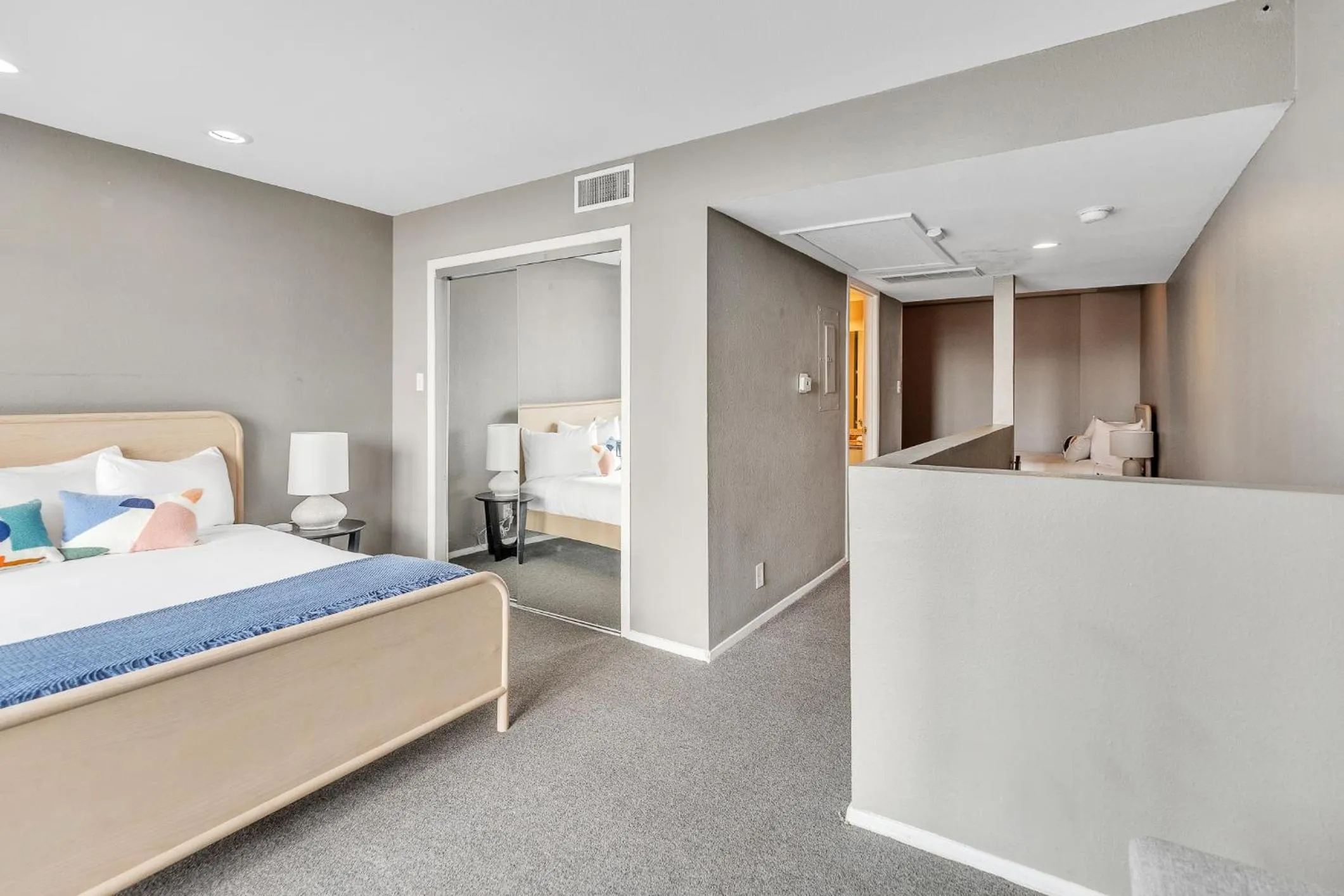 Bed in Littlefield Lofts, Hosted by Placemakr - 6th St