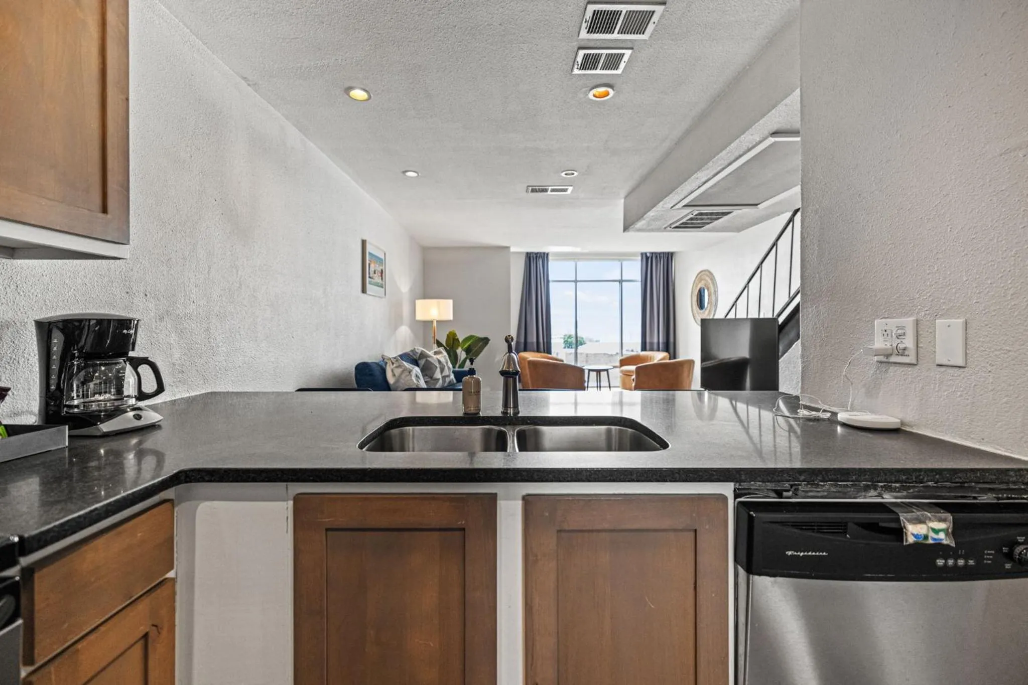 Coffee/tea facilities in Littlefield Lofts, Hosted by Placemakr - 6th St