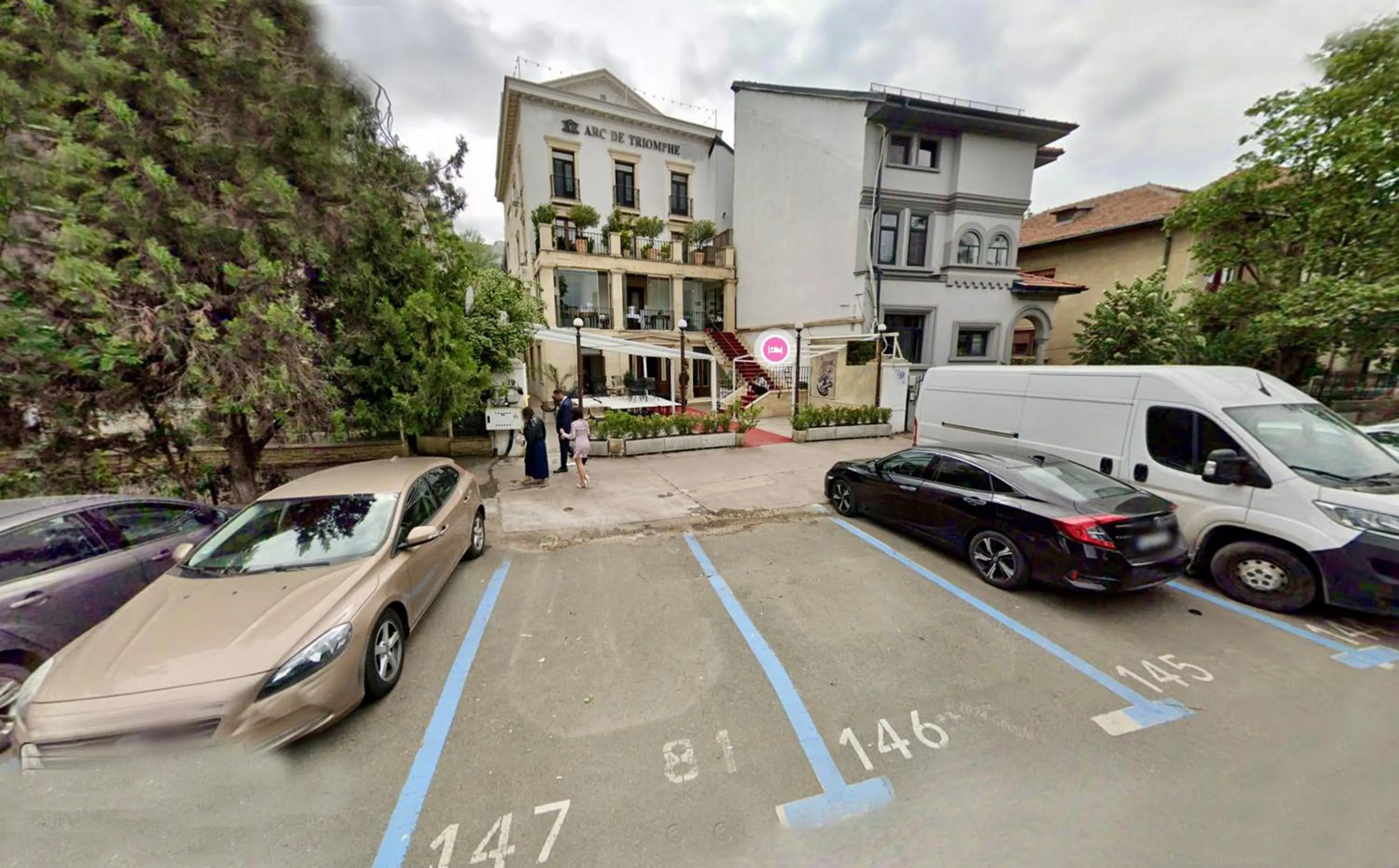 Street view in Arc de Triomphe by CityBookings