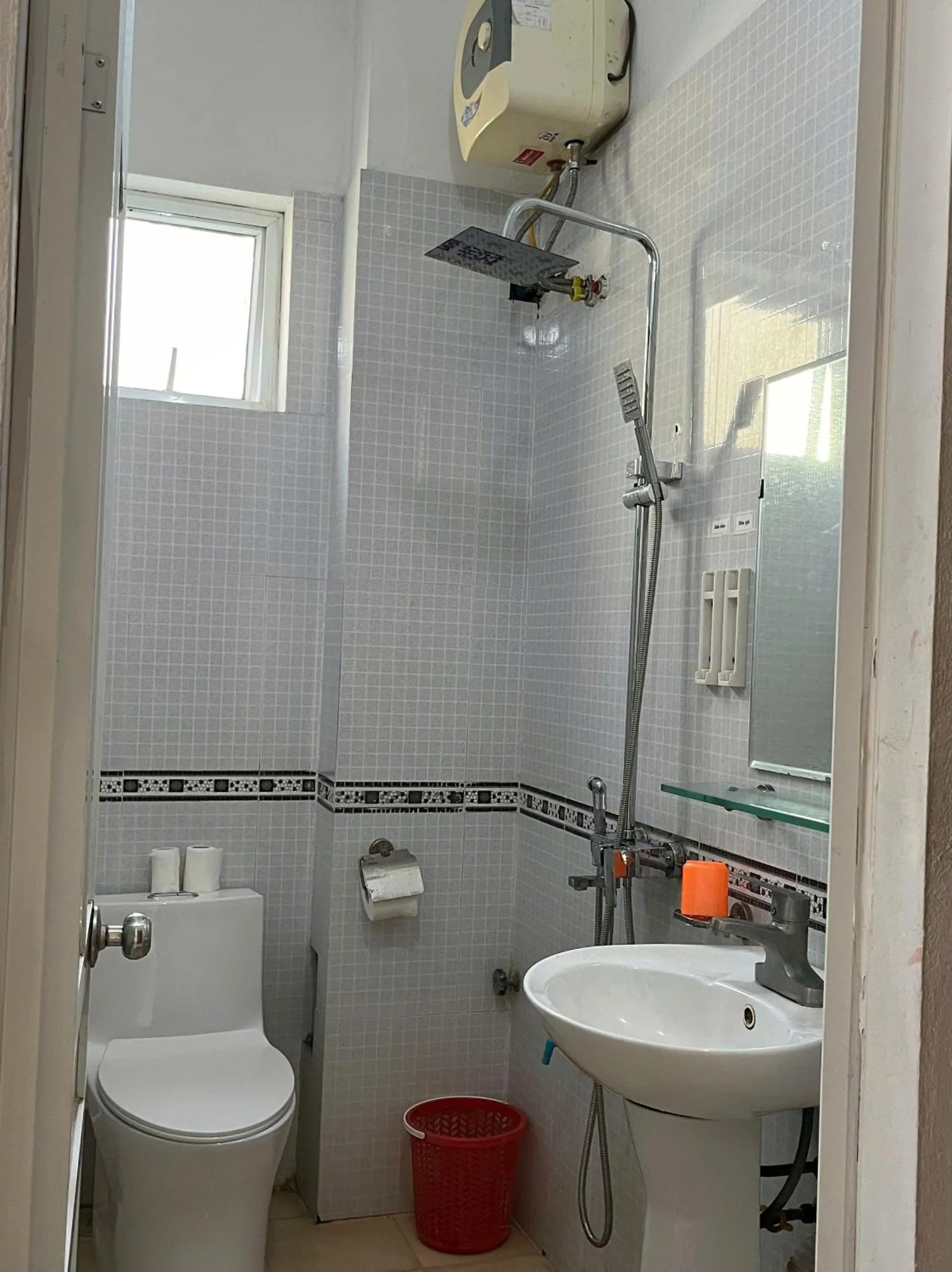 Toilet in Huy Hoang Airport