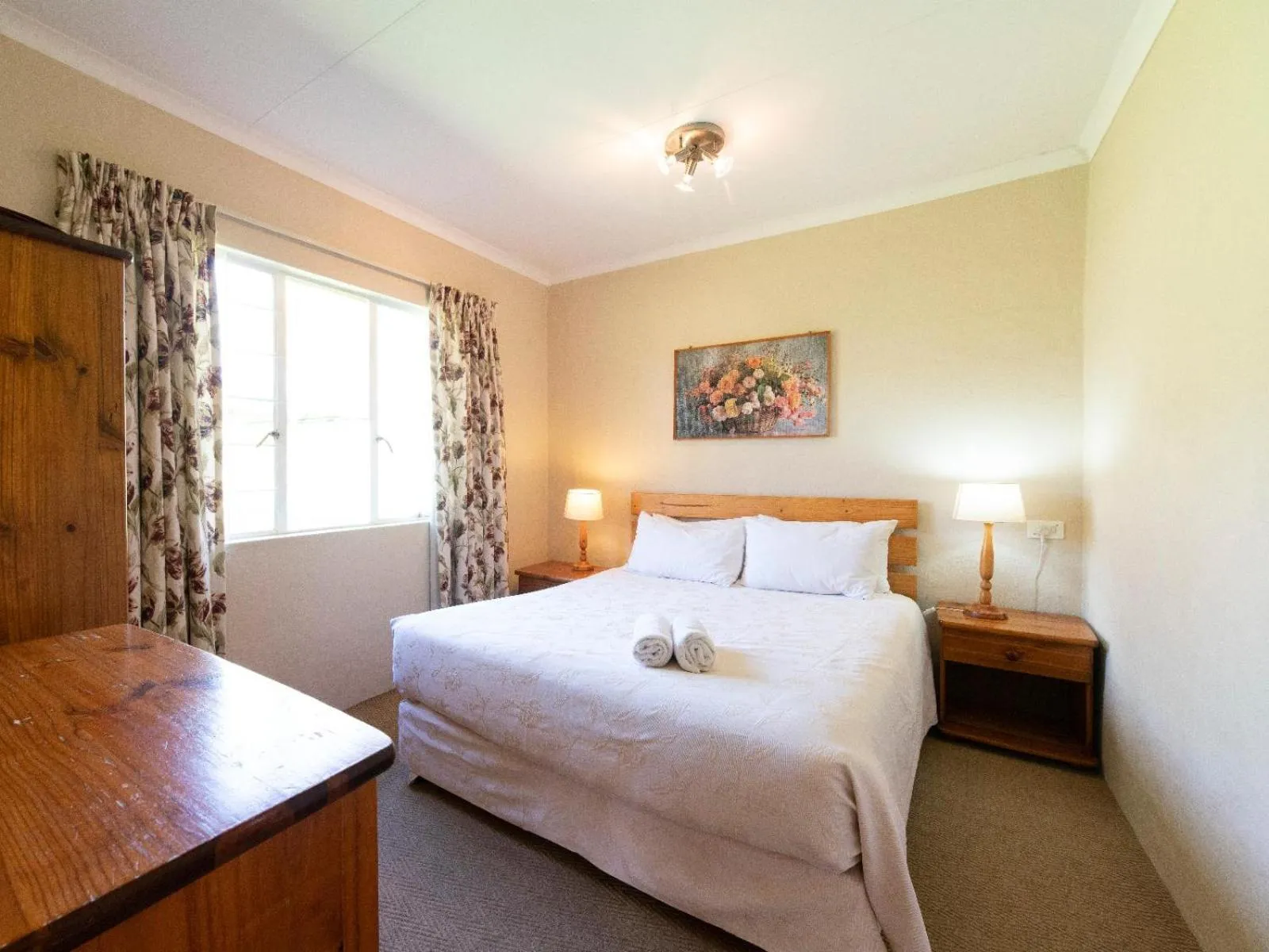 Photo of the whole room, Bed in Lake Naverone Holiday Cottages