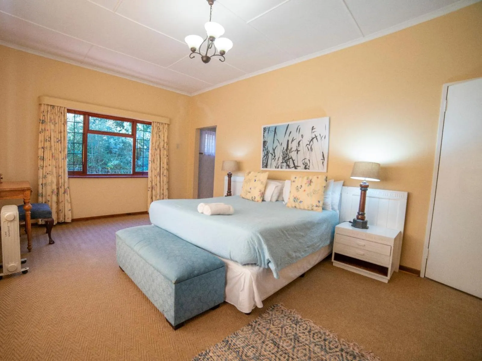 Photo of the whole room, Bed in Lake Naverone Holiday Cottages